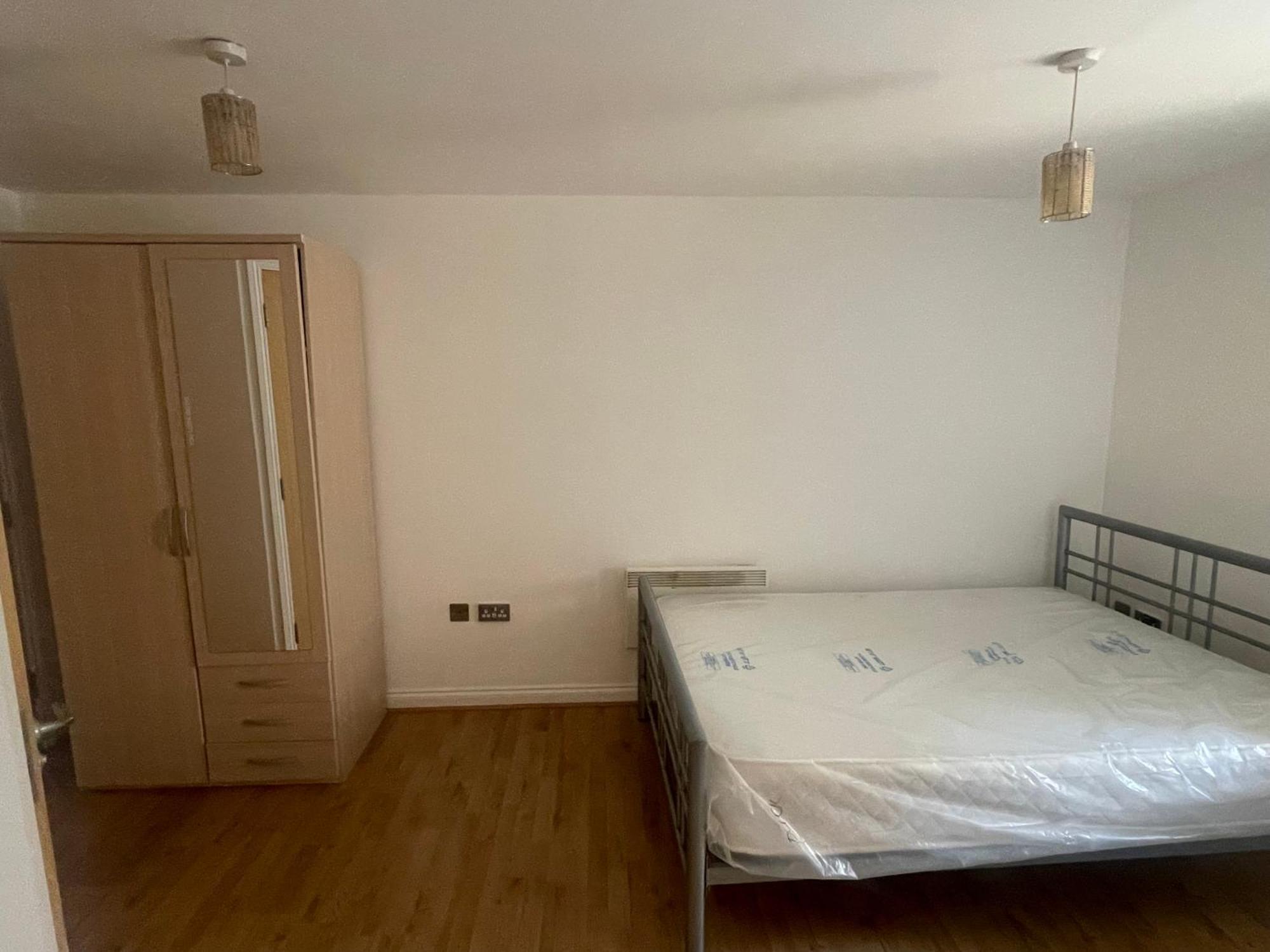 Urban Living At Its Stylish 4-bed Flat With Gym, Underground Parking , Prime Location, Just 2 Minutes From Borough Market & Tube Apartment