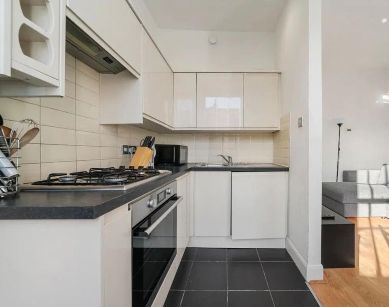 2 Bedroom In Paddington Apartment London