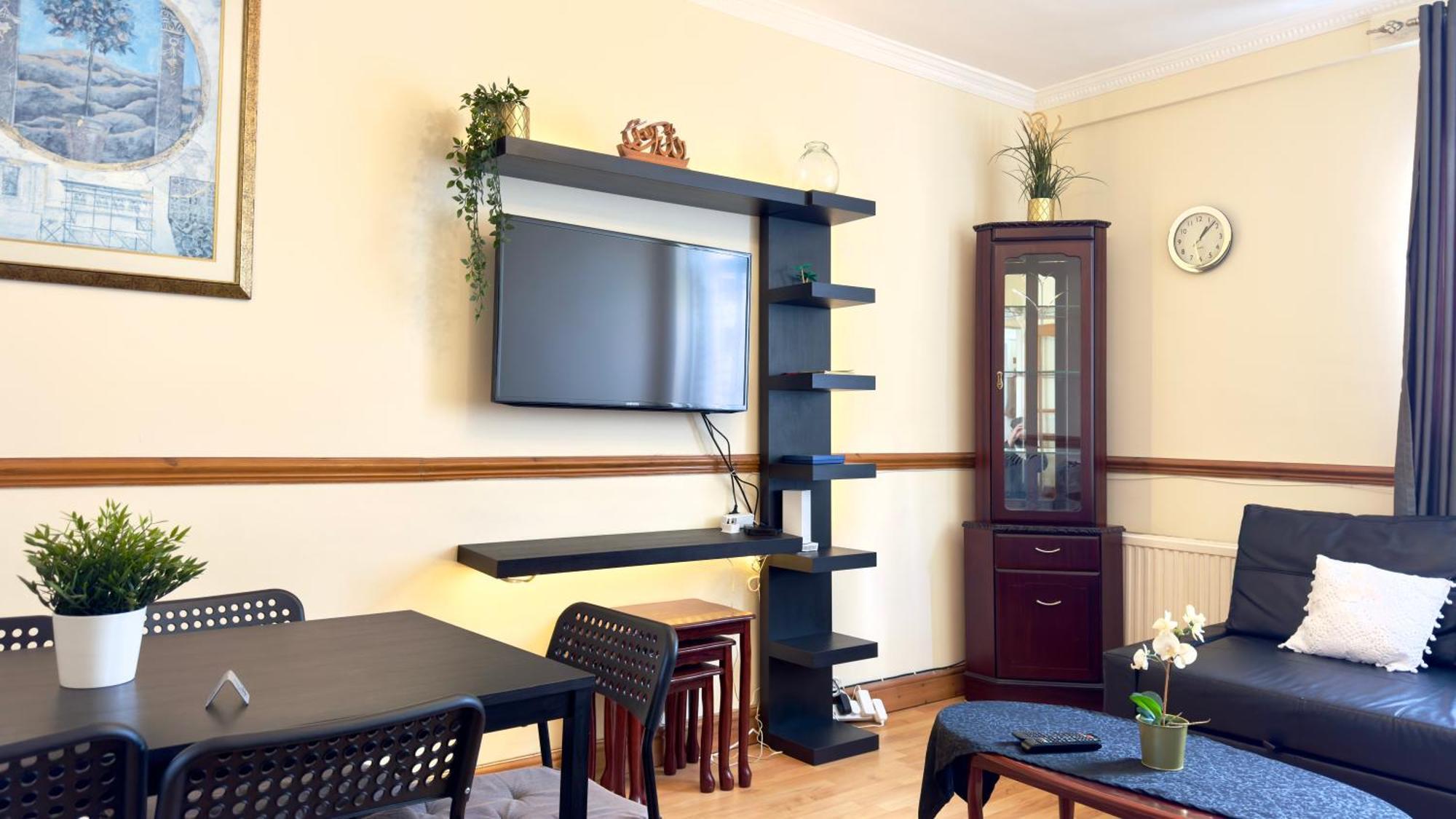 The Queens Palace 1 Bedroom By Wild Apartment London