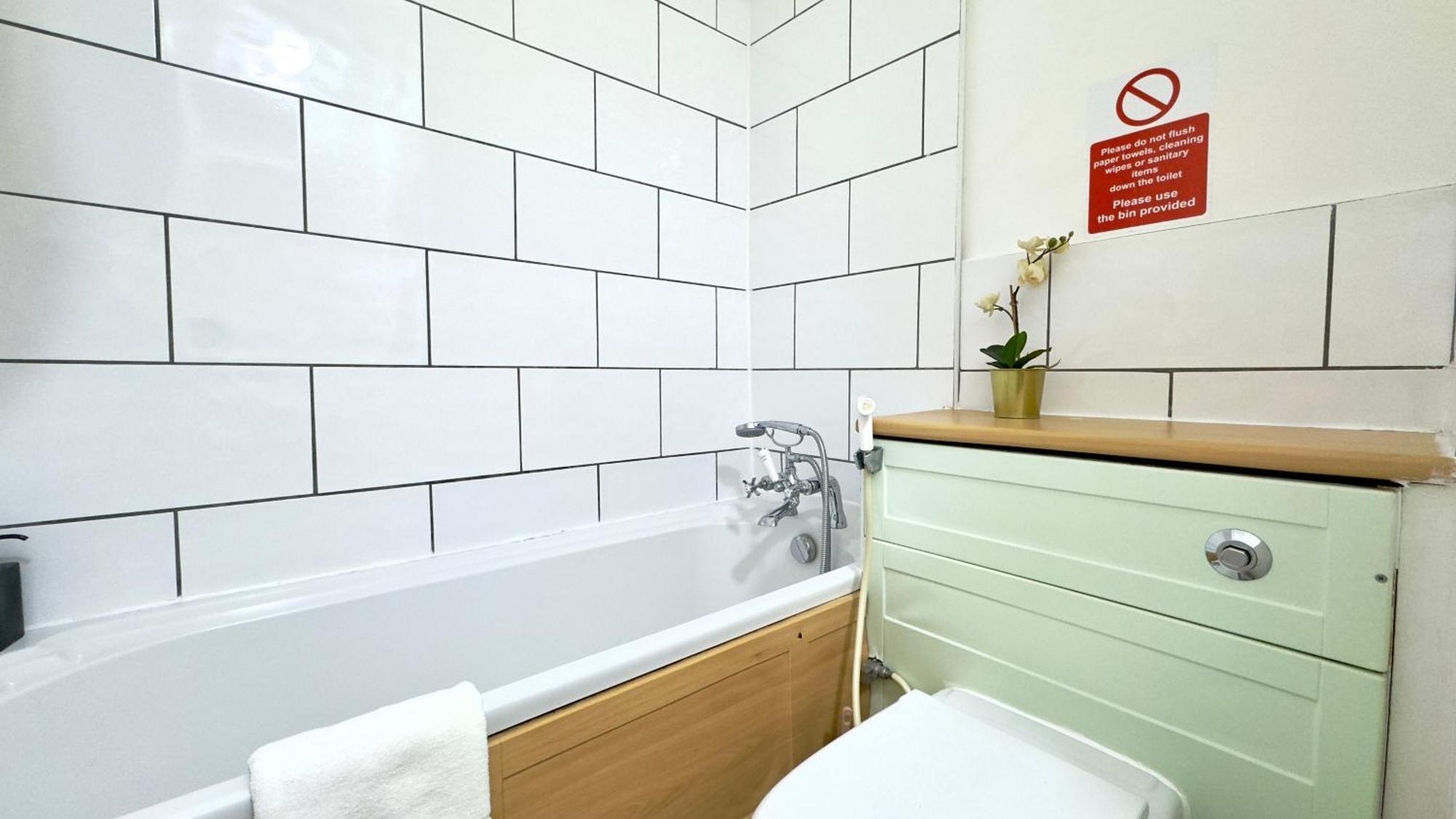 The Queens Palace 1 Bedroom By Wild Apartment
