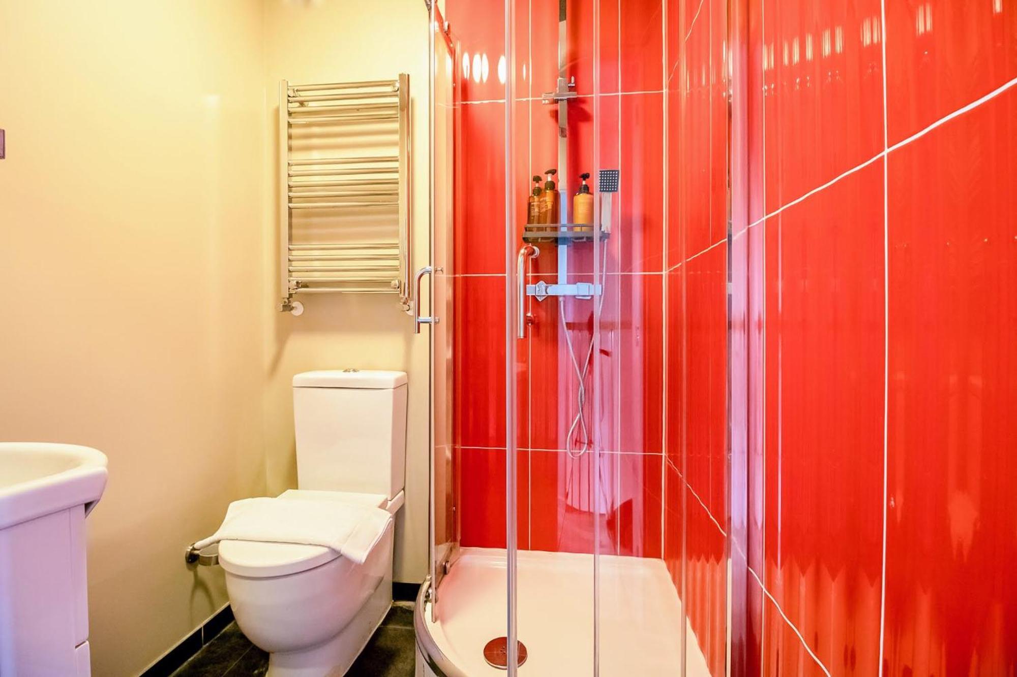 2 Bedrooms Close To Limehouse Station Apartment *