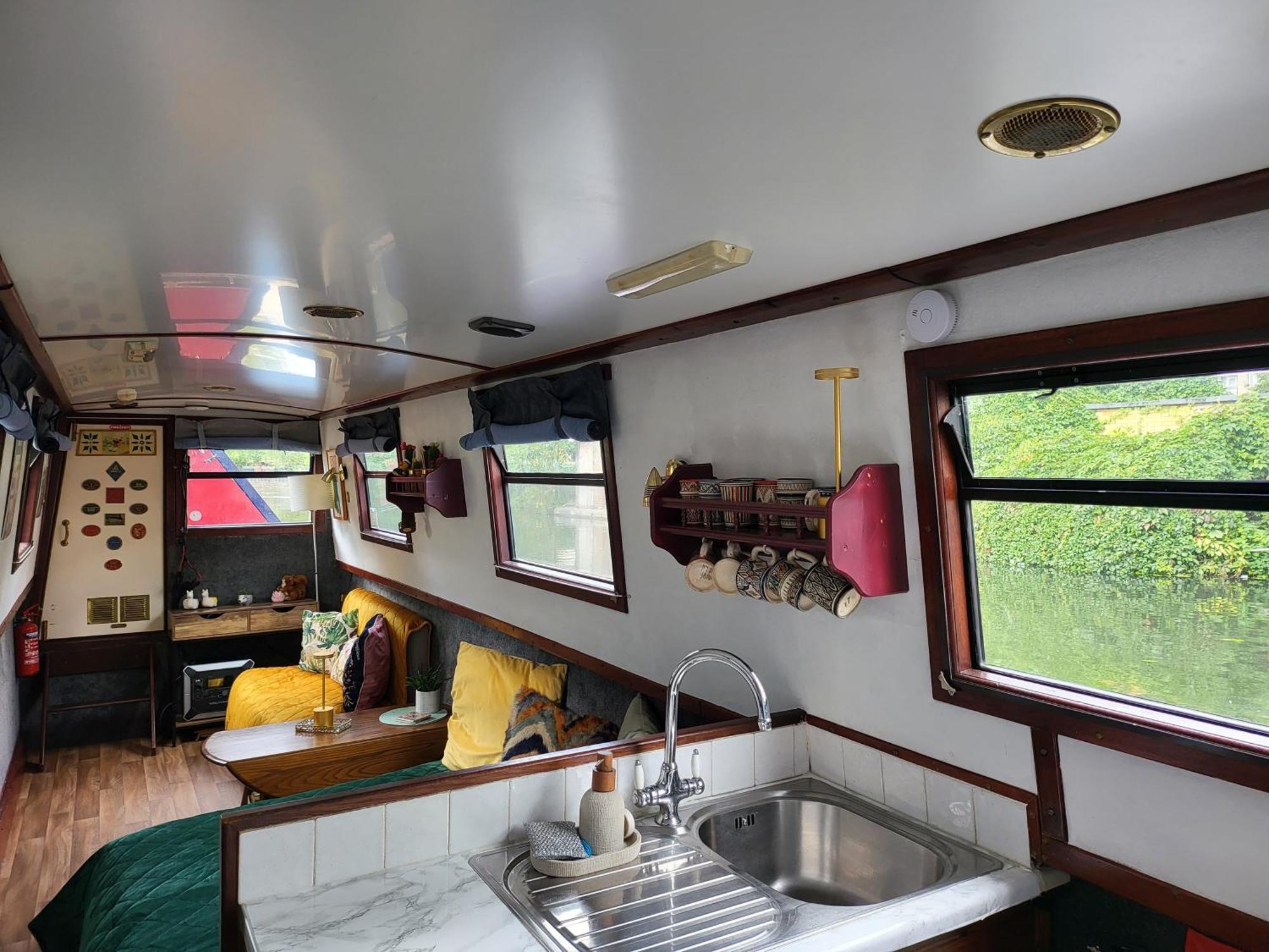 Botel Comfy Canal In Little Venice For Family & Friends Londres