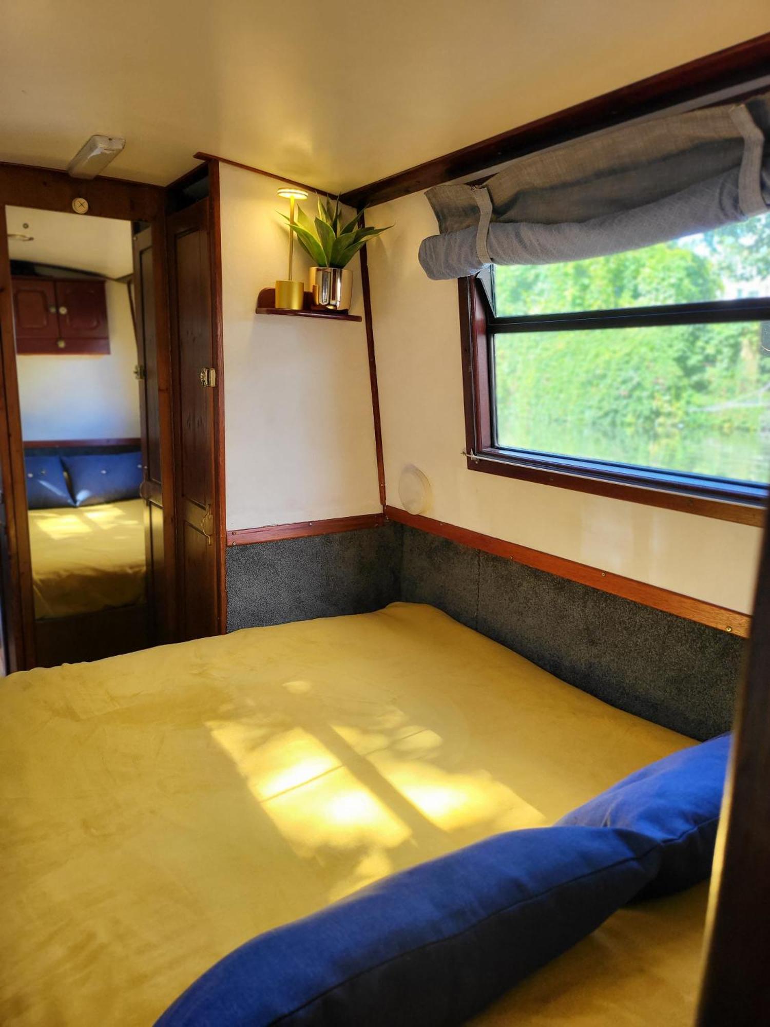 Botel Comfy Canal In Little Venice For Family & Friends