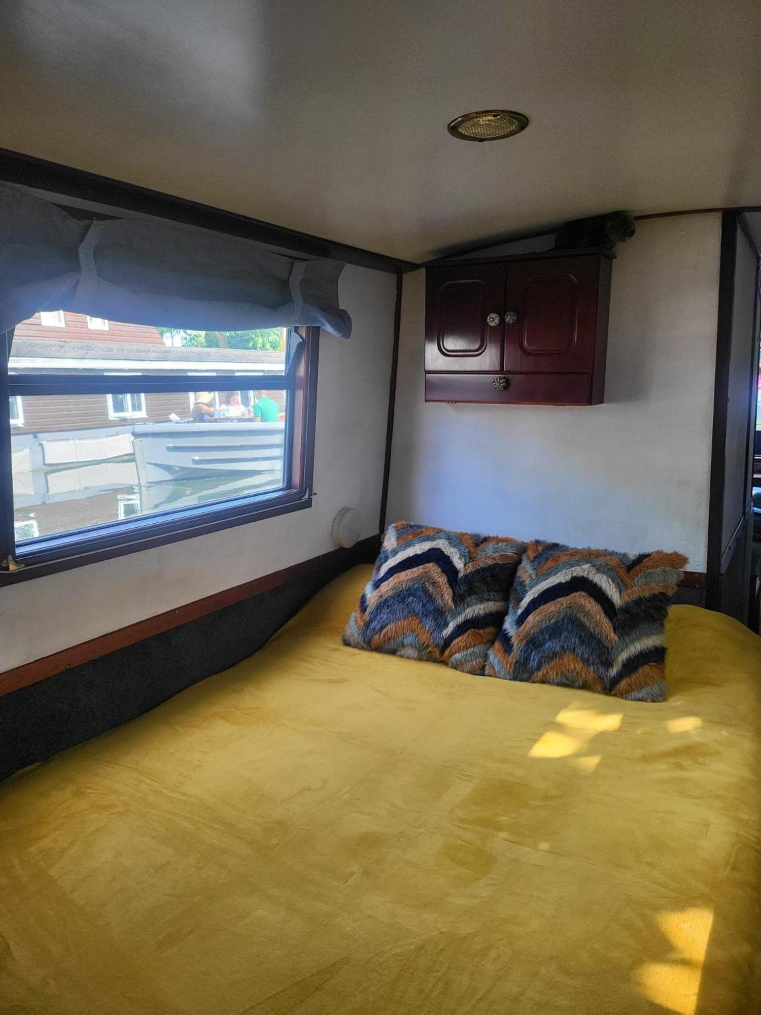Botel Comfy Canal In Little Venice For Family & Friends