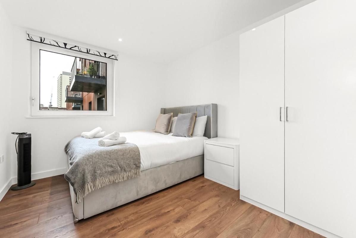 Modern 2 Bed 2 Bath Flat With Balcony Surrey Quays *
