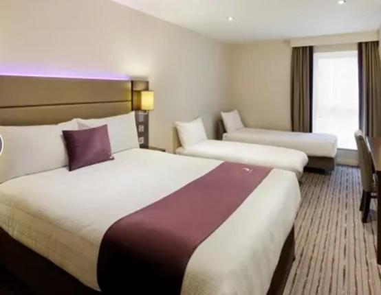 Hotel Comfortable En-suite Near Metro, Steps From Elizabeth Line *