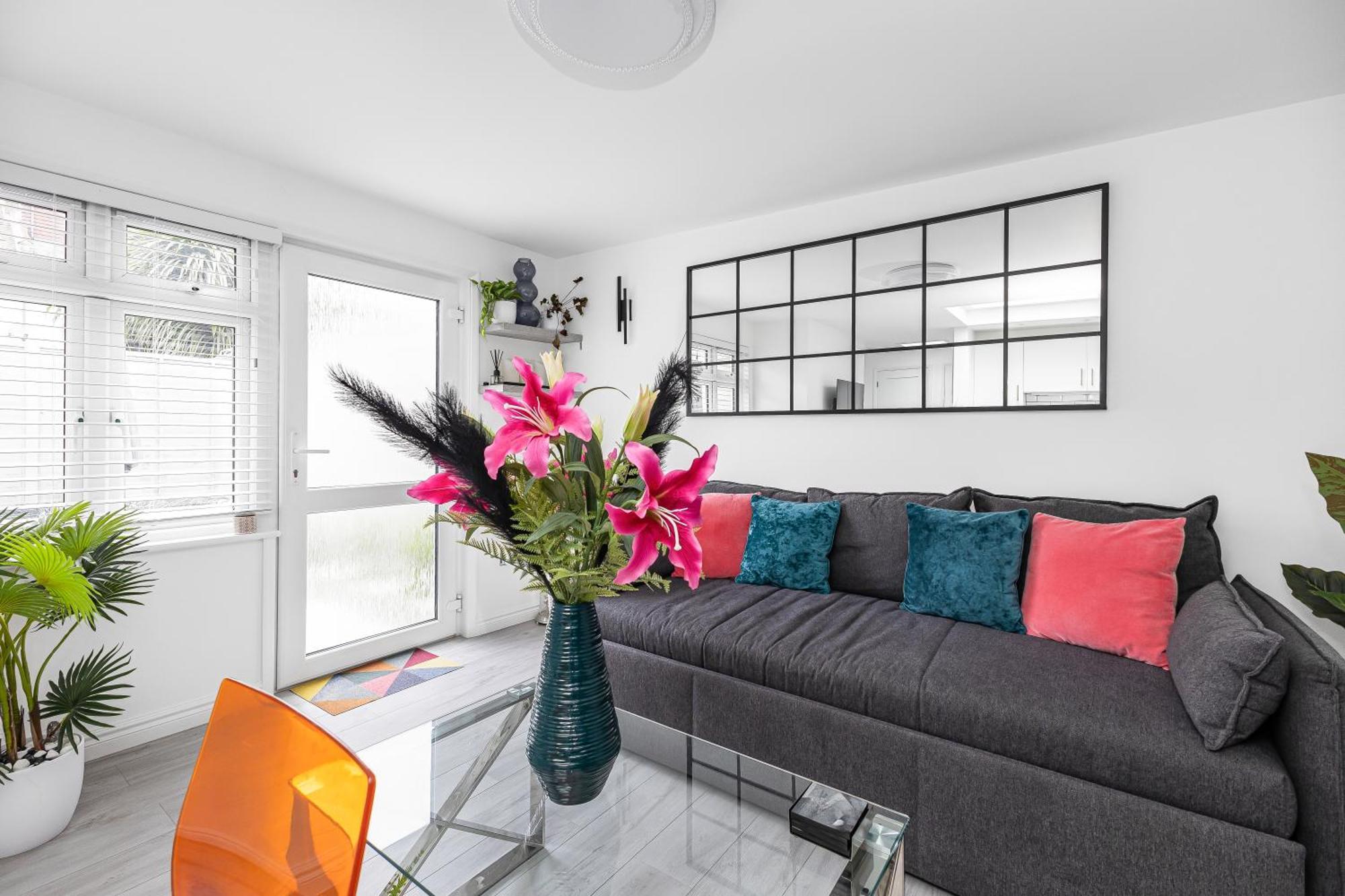 New! Modern 1-br House With Patio & Hottub , Chiswick London