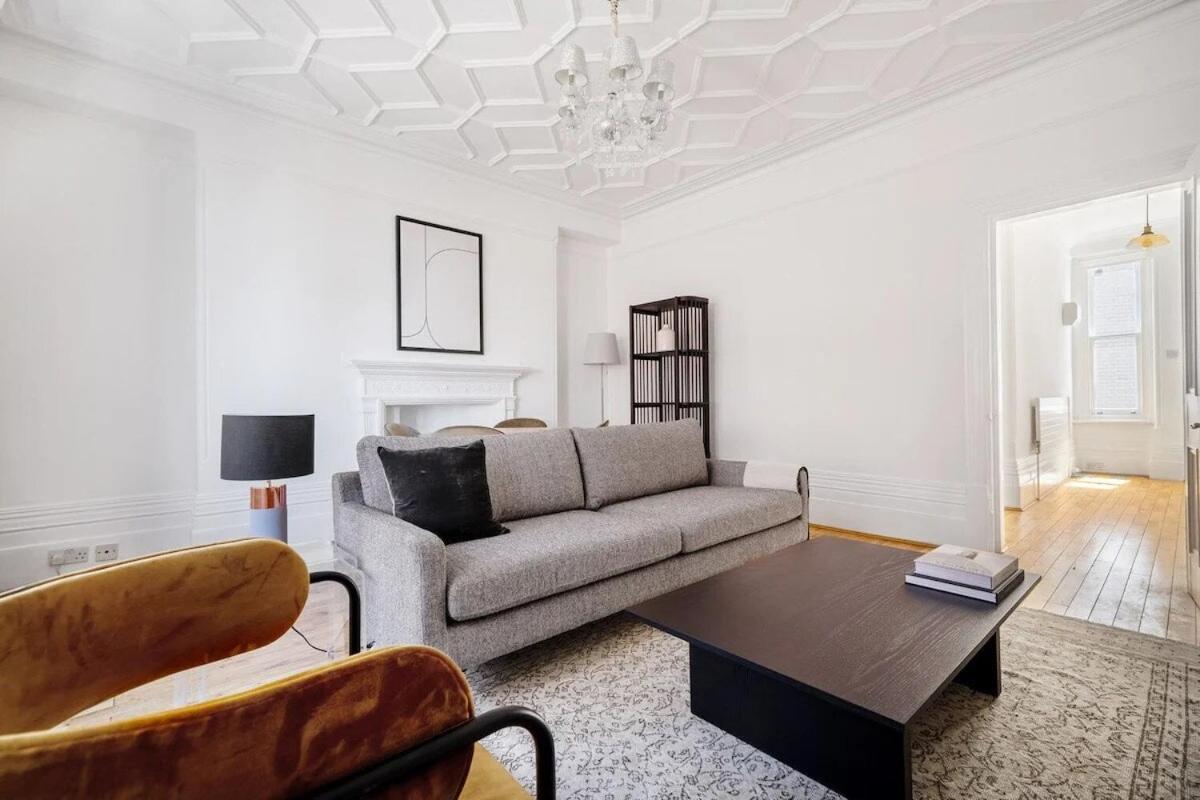 Huge 2 Bedrooms 3 Beds! Covent Gdn 3 Min To Subway London