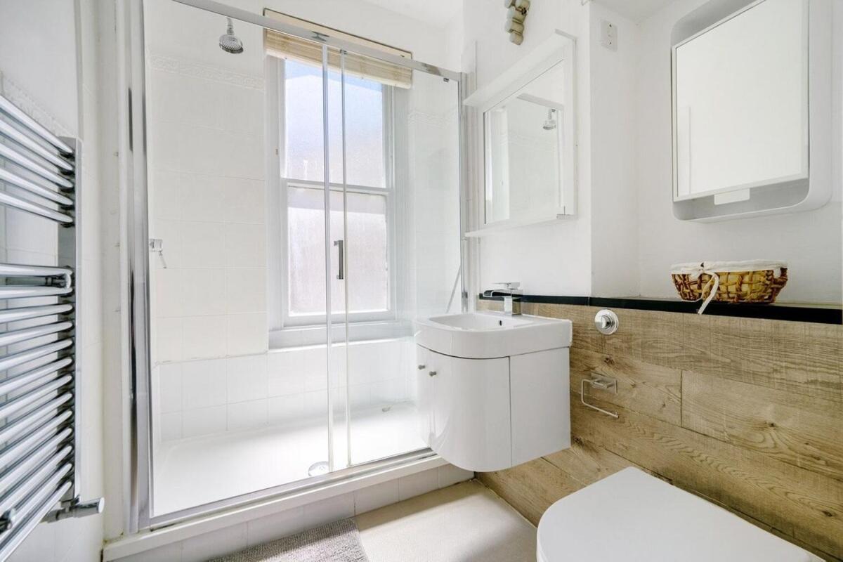 Huge 2 Bedrooms 3 Beds! Covent Gdn 3 Min To Subway Apartment London