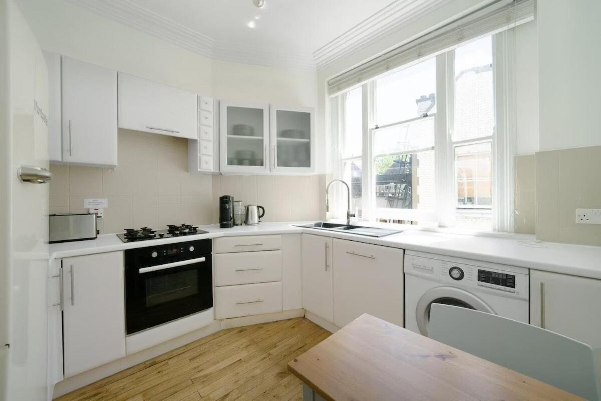 Huge 2 Bedrooms 3 Beds! Covent Gdn 3 Min To Subway * London