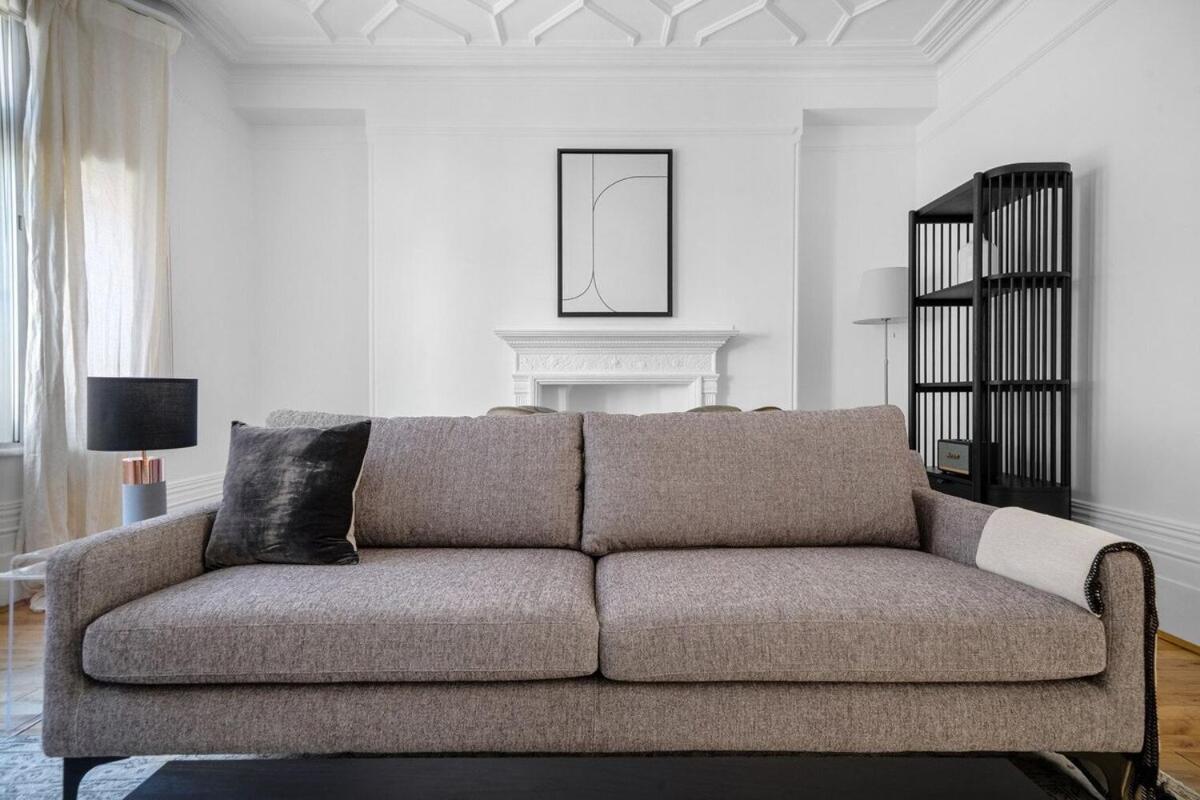Huge 2 Bedrooms 3 Beds! Covent Gdn 3 Min To Subway Apartment London