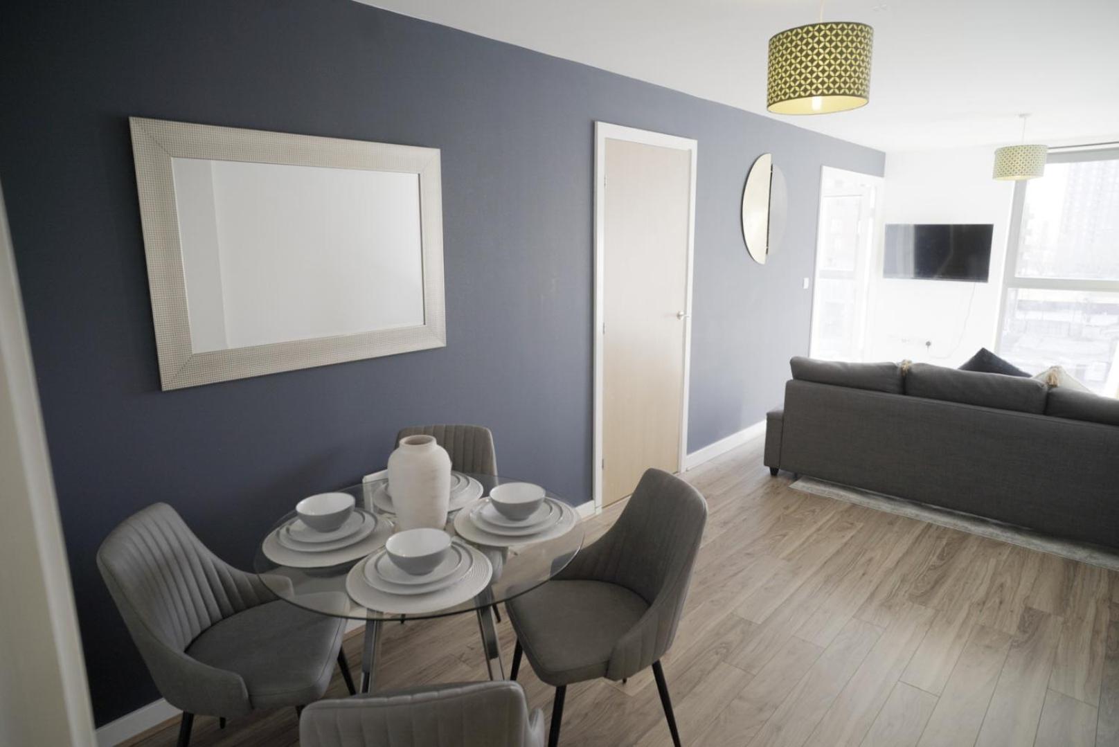 Stylish & Spacious 2-bed In Hale Village - Perfect For Your Stay! *