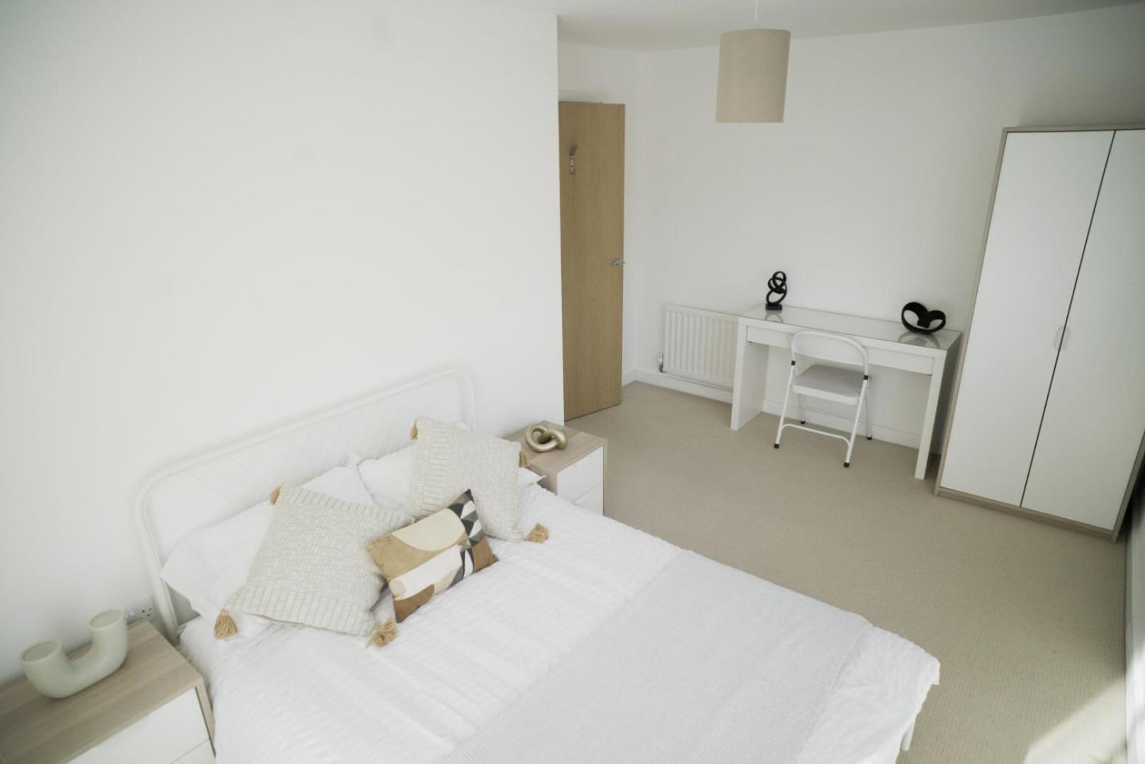 Stylish & Spacious 2-bed In Hale Village - Perfect For Your Stay! Apartment