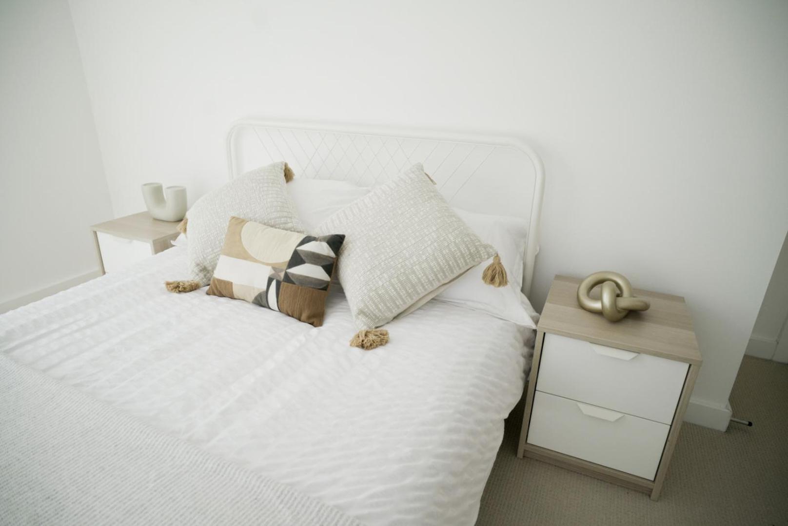Stylish & Spacious 2-bed In Hale Village - Perfect For Your Stay!