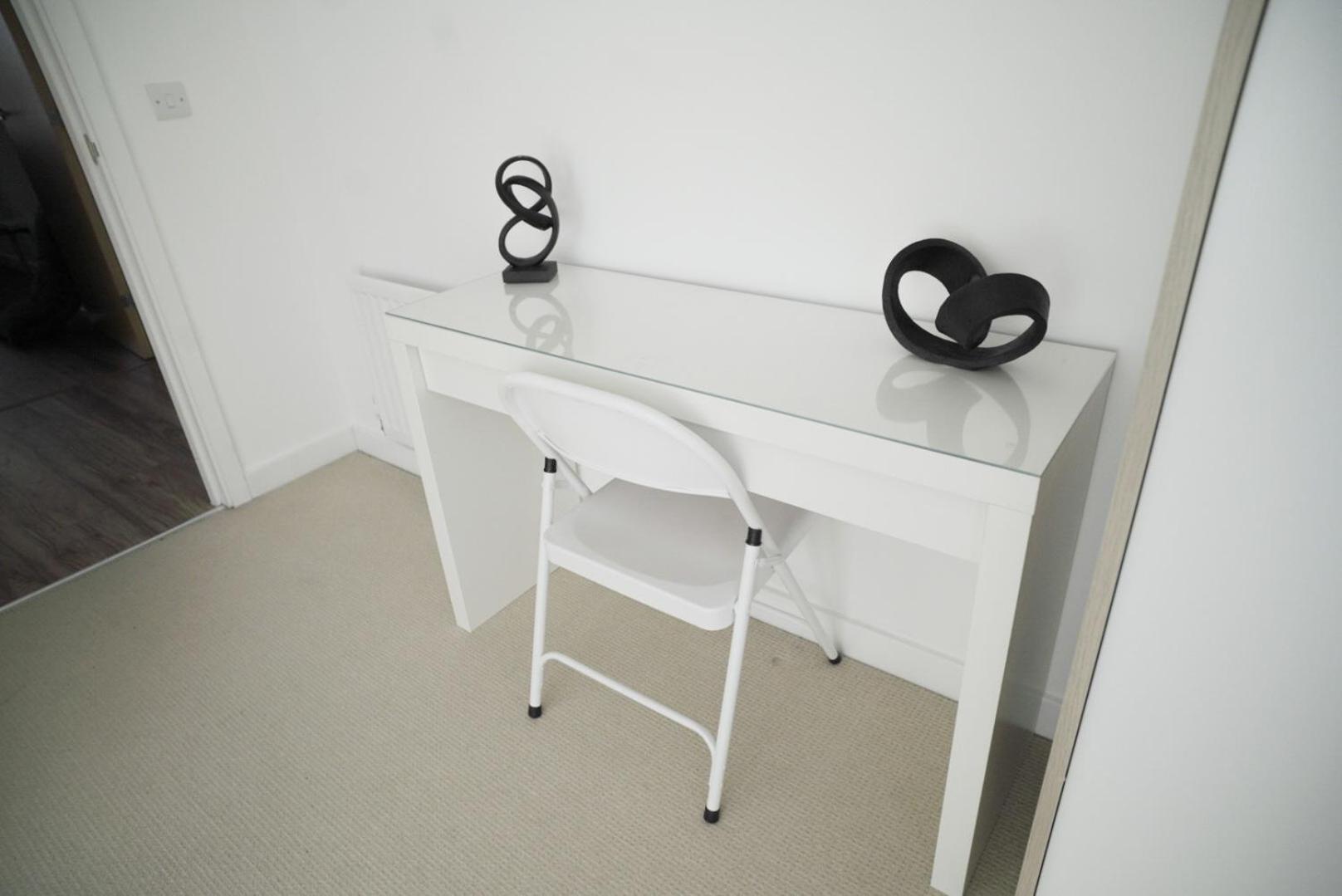 Stylish & Spacious 2-bed In Hale Village - Perfect For Your Stay!