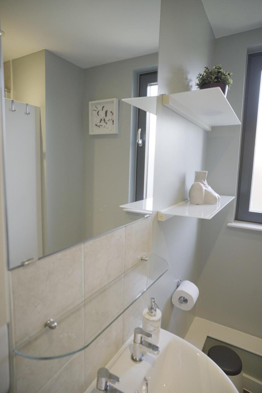 Stylish & Spacious 2-bed In Hale Village - Perfect For Your Stay! Apartment *
