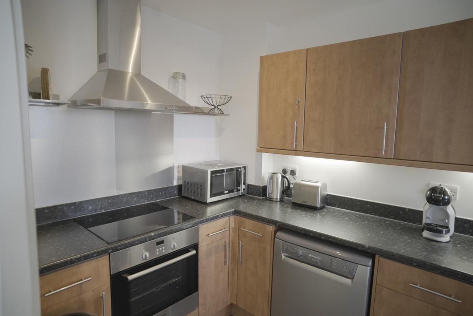 Stylish & Spacious 2-bed In Hale Village - Perfect For Your Stay! Apartment London
