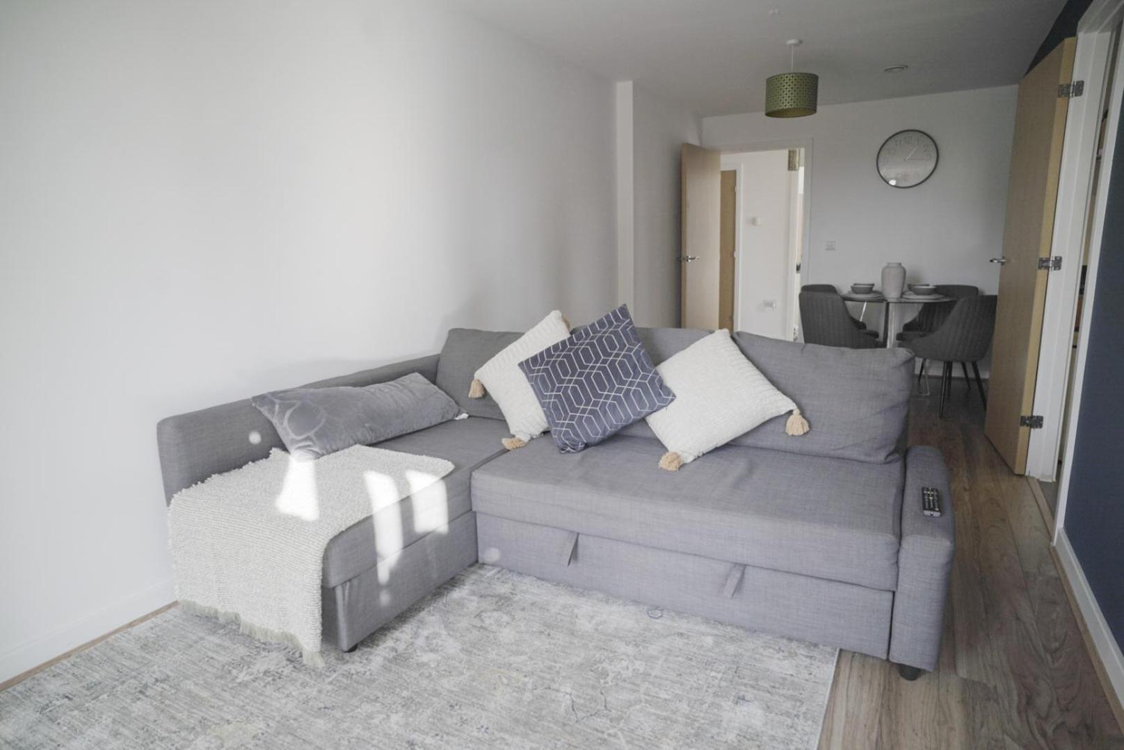 Stylish & Spacious 2-bed In Hale Village - Perfect For Your Stay!