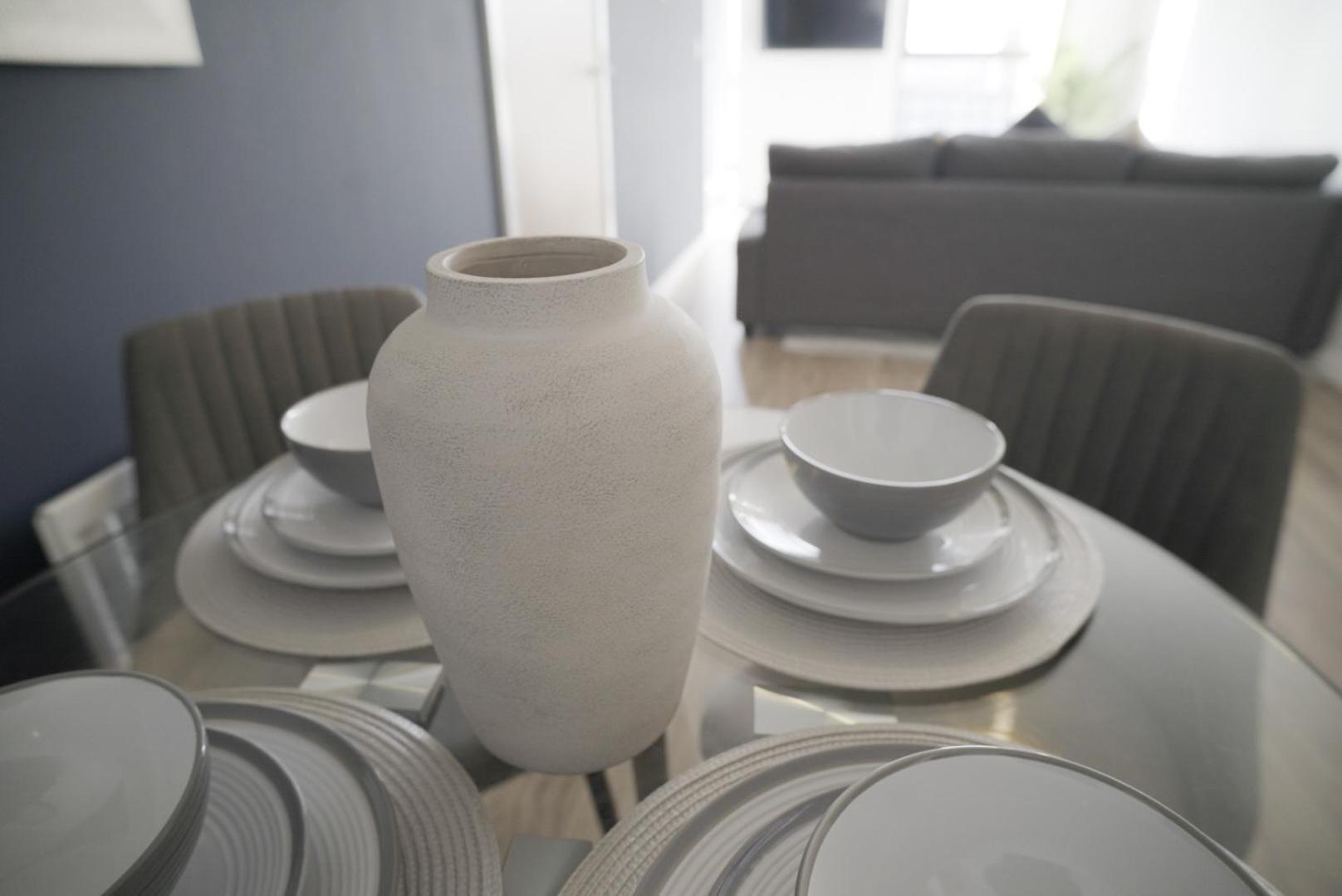 Stylish & Spacious 2-bed In Hale Village - Perfect For Your Stay! *