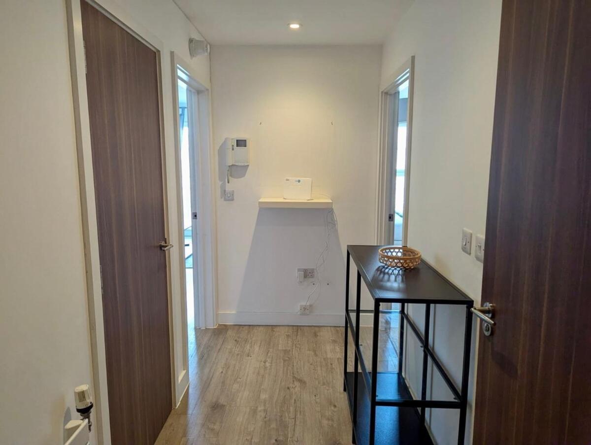 Modern Large Flat 1min To Stockwell Station With Skyscraper View Apartment London