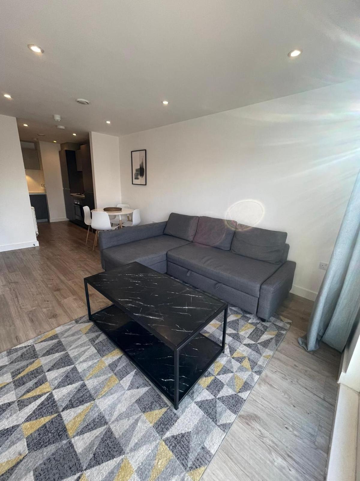 Modern Large Flat 1min To Stockwell Station With Skyscraper View