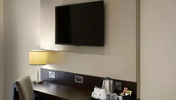 Comfortable En-suite Near Metro, Steps From Elizabeth Line