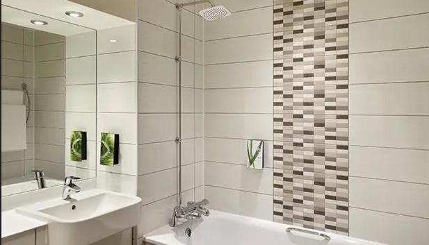 Comfortable En-suite Near Metro, Steps From Elizabeth Line Hotel
