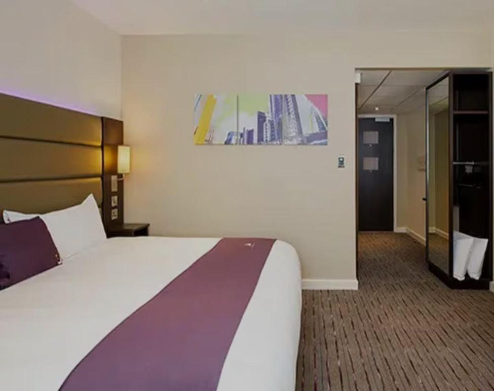 Comfortable En-suite Near Metro, Steps From Elizabeth Line London