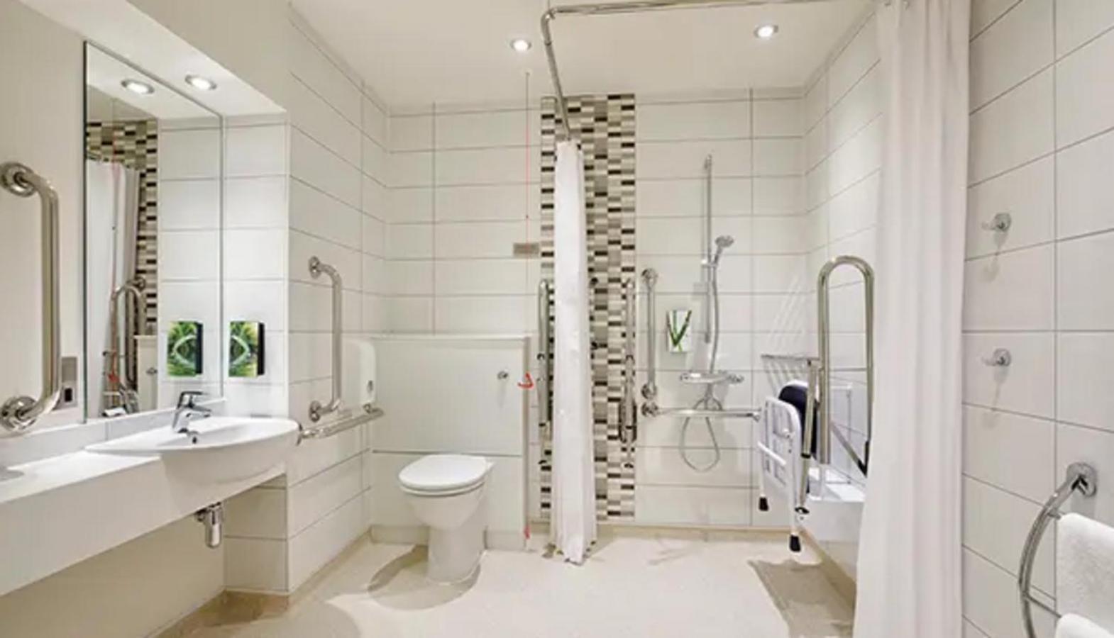 Comfortable Private Room, Steps From Metro & Elizabeth Line *