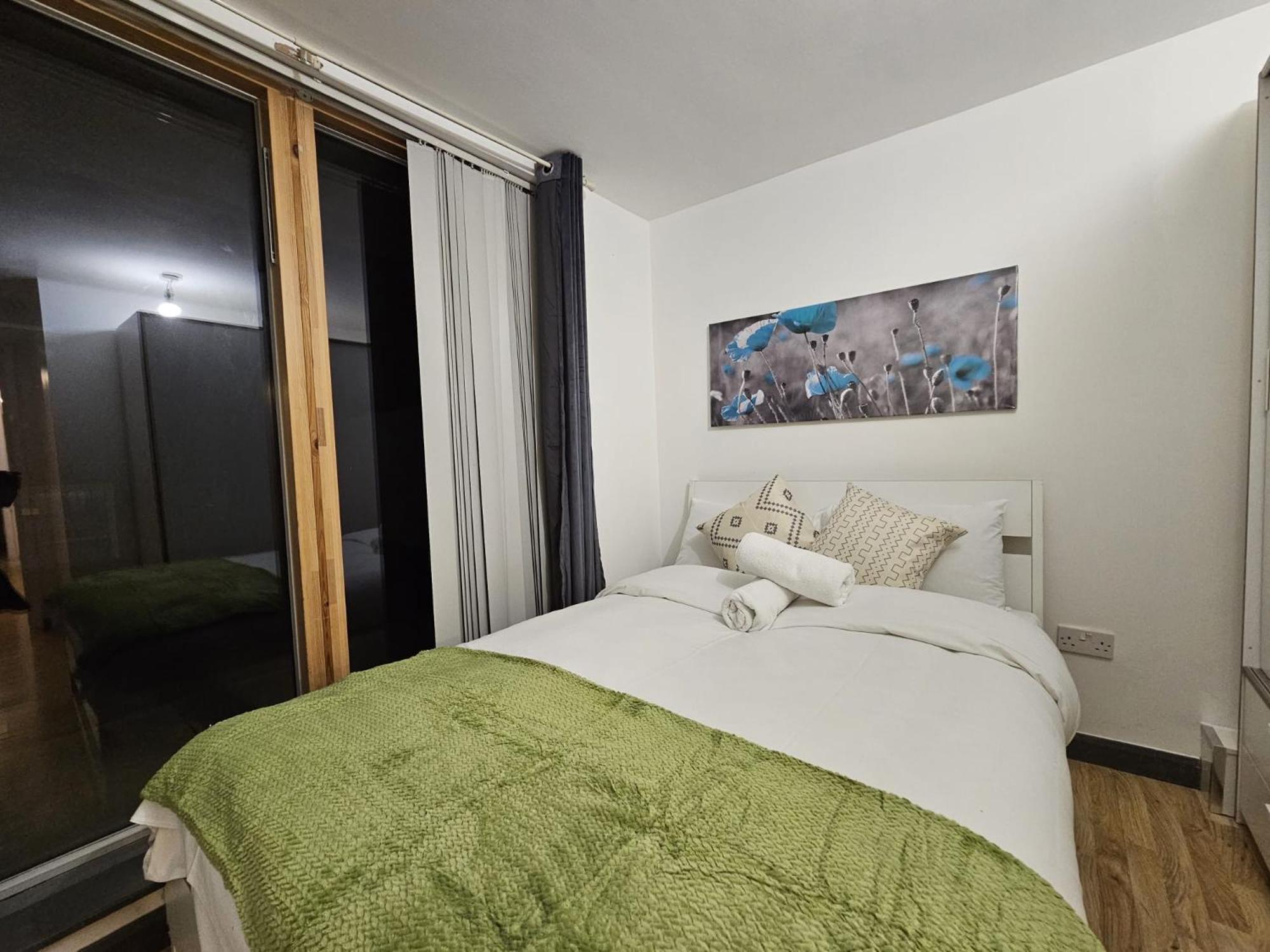 E1 Luxury * London