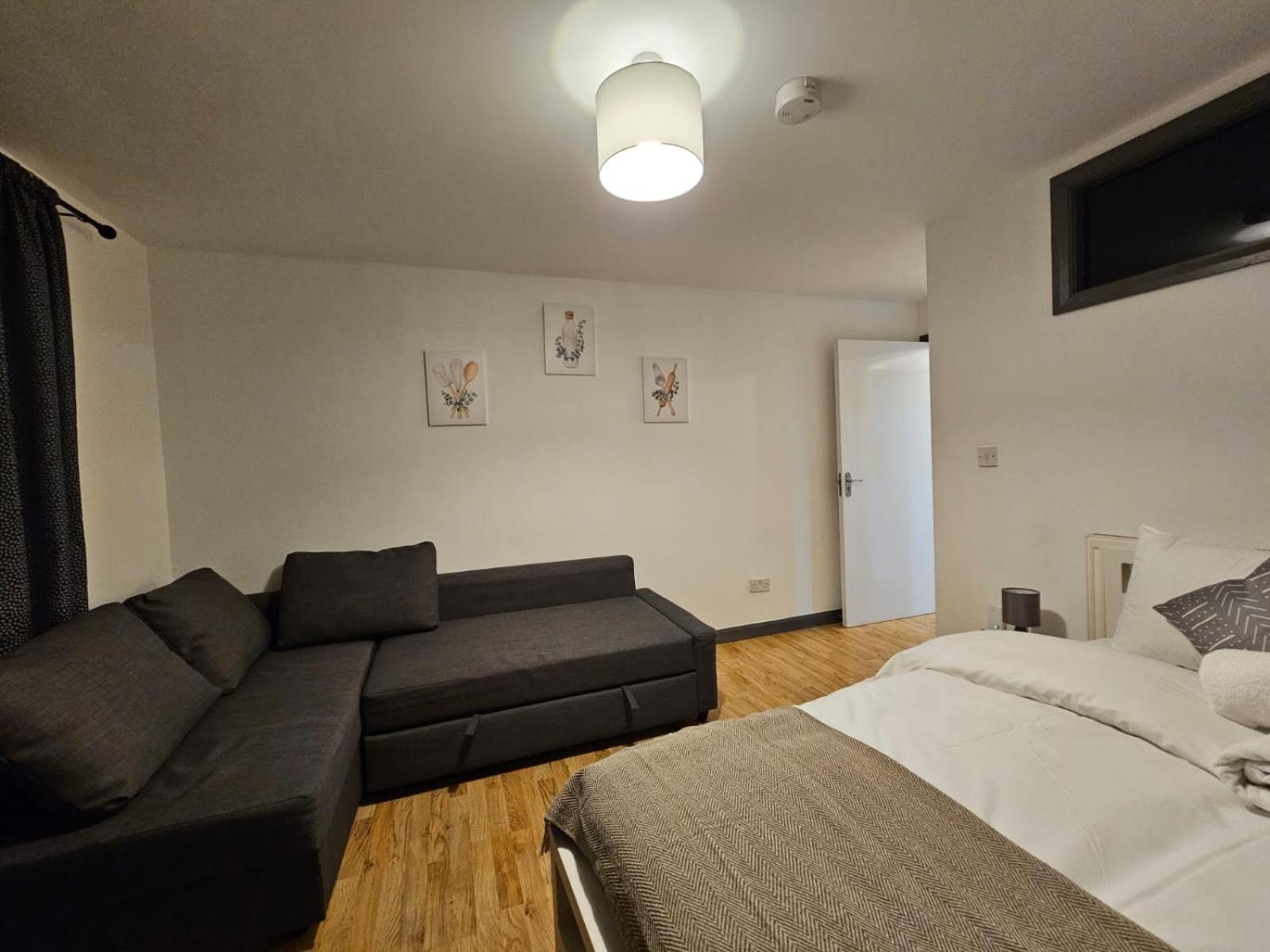 E1 Luxury * London