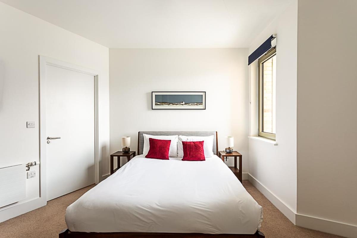 Stunning Surrey Quays Flat London