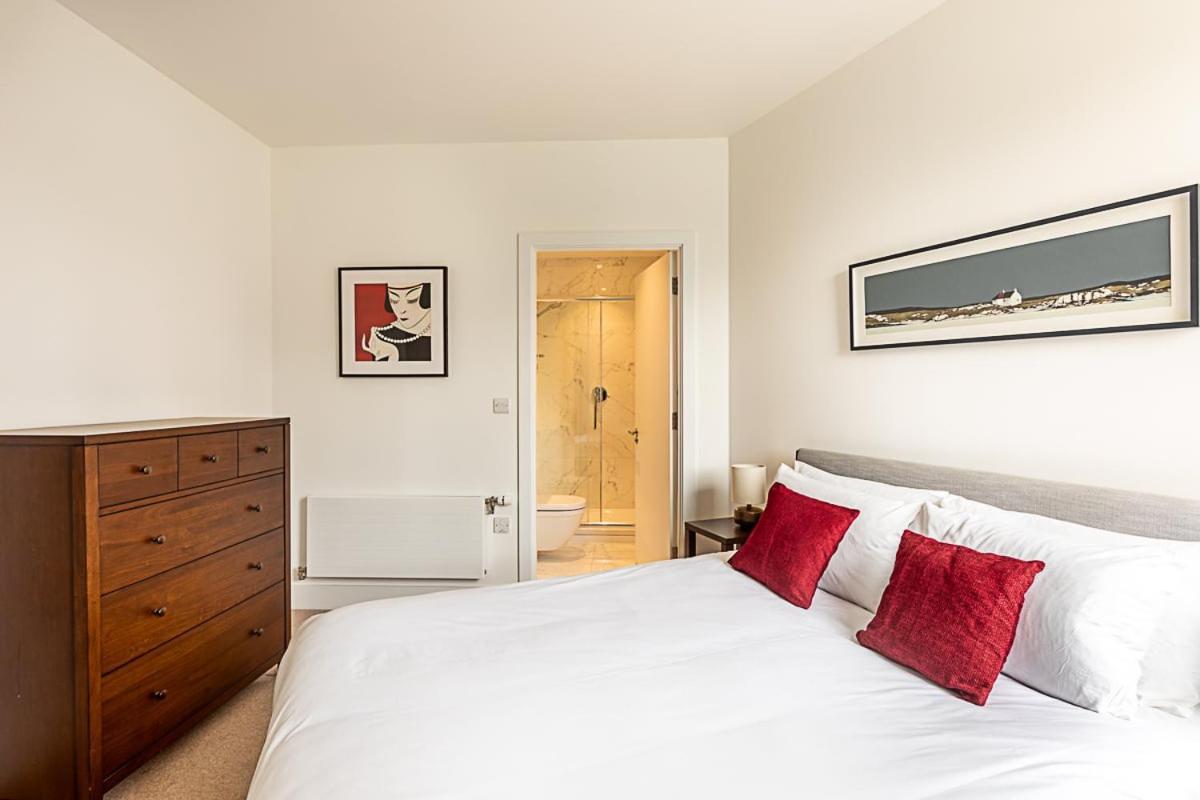 Stunning Surrey Quays Flat Apartment London
