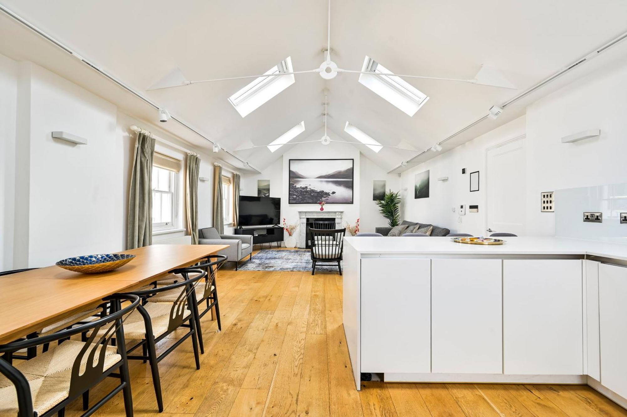 Spacious Fitzrovia 3 Bed Apartment *