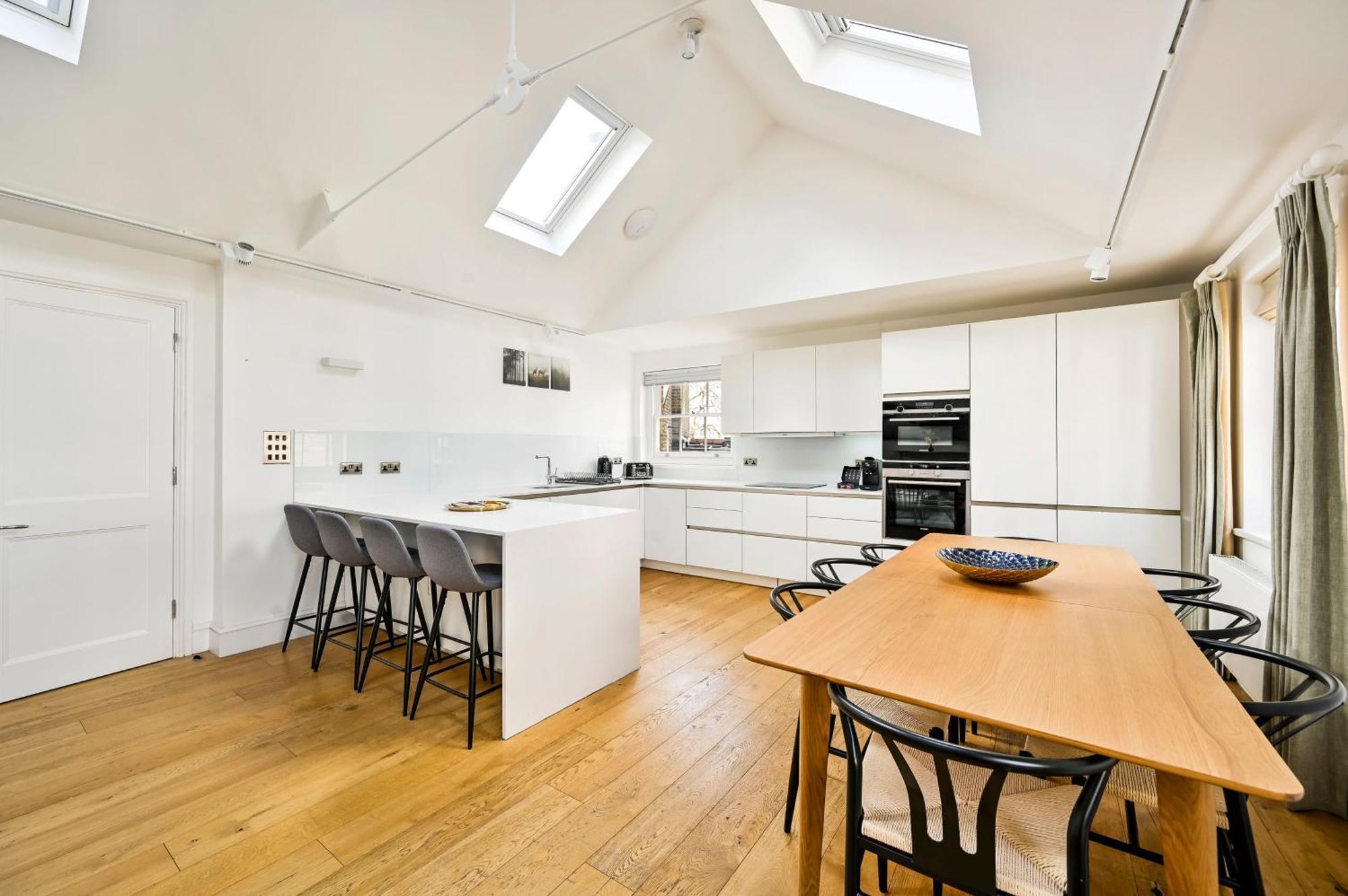 Spacious Fitzrovia 3 Bed Apartment London