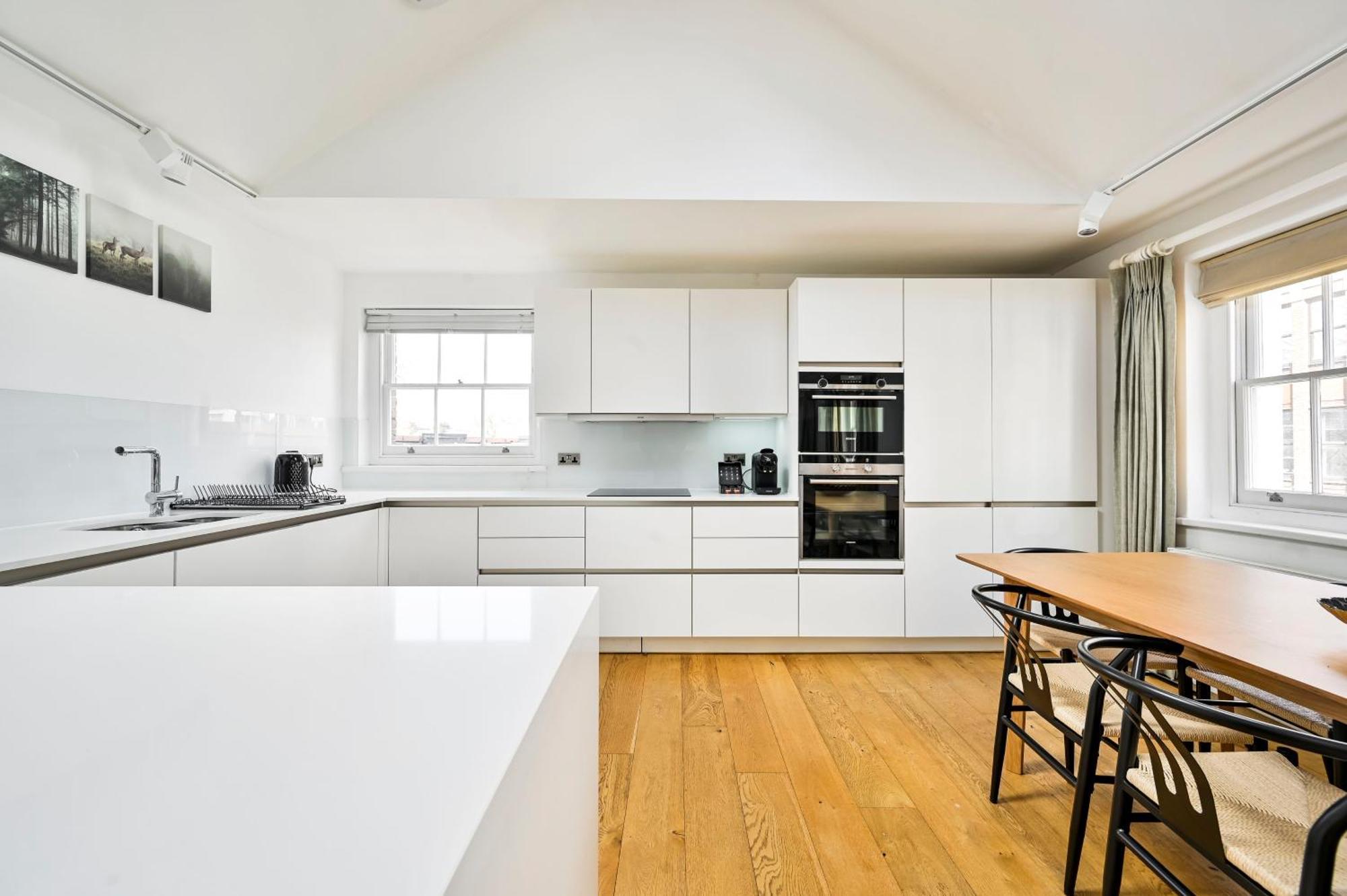 Spacious Fitzrovia 3 Bed Apartment *