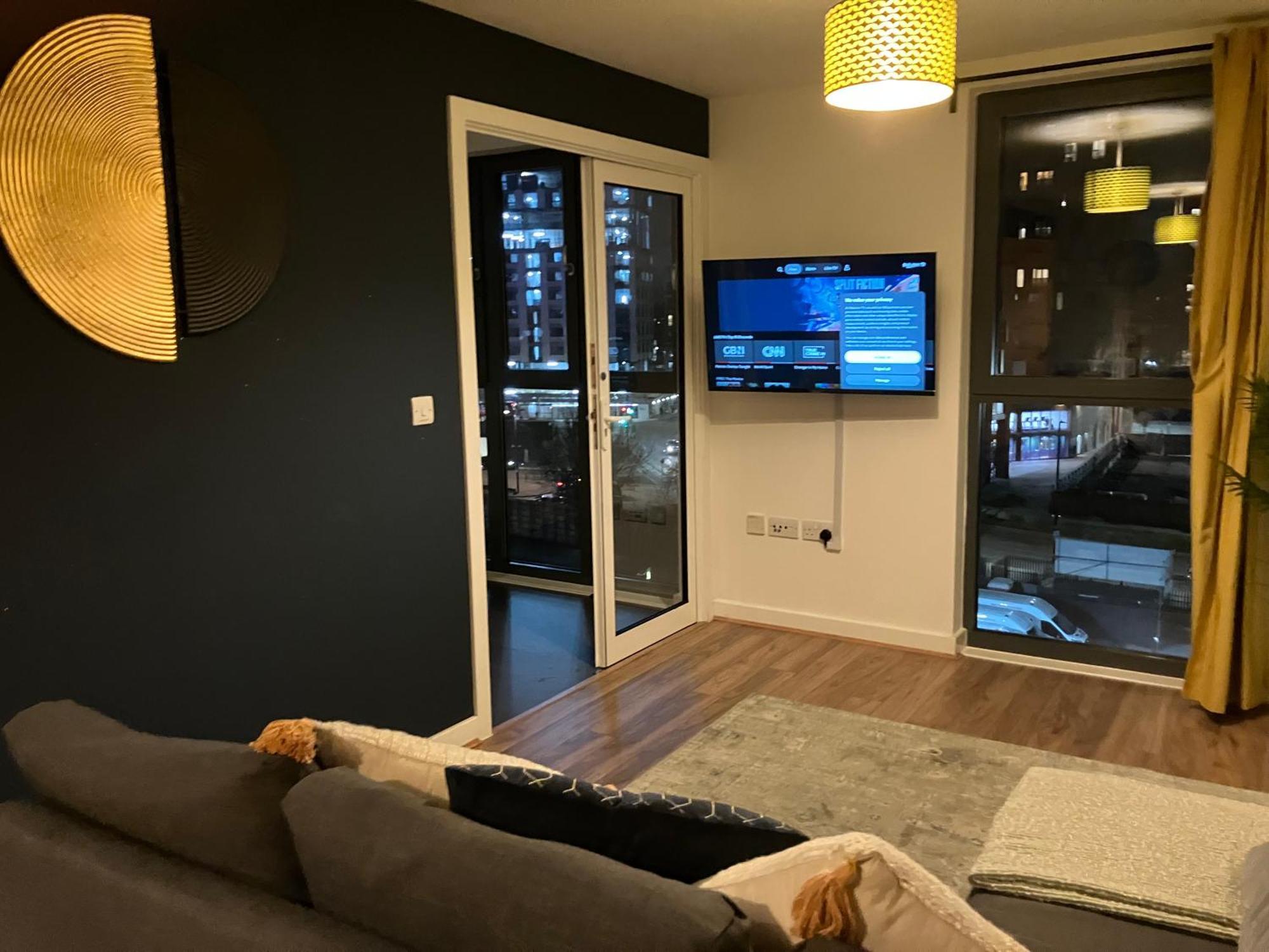 Stylish & Spacious 2-bed In Hale Village - Perfect For Your Stay! London