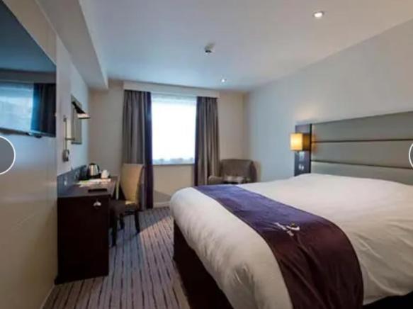 Apartment Comfortable Private Room, Steps From Metro & Elizabeth Line London