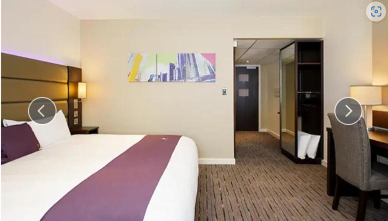 Comfortable Private Room, Steps From Metro & Elizabeth Line London