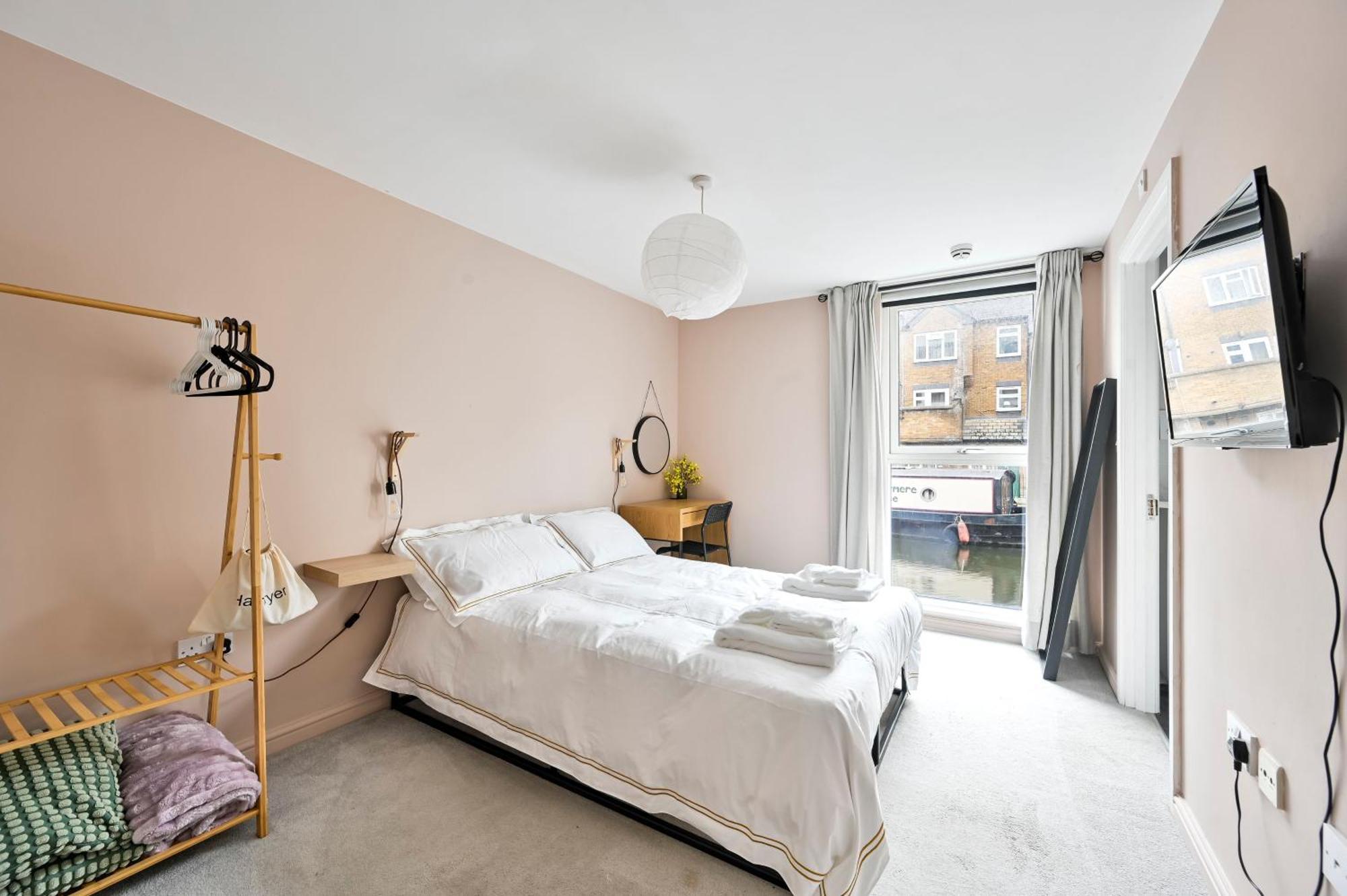 Hidden Gem On Grand Union Canal Apartment London