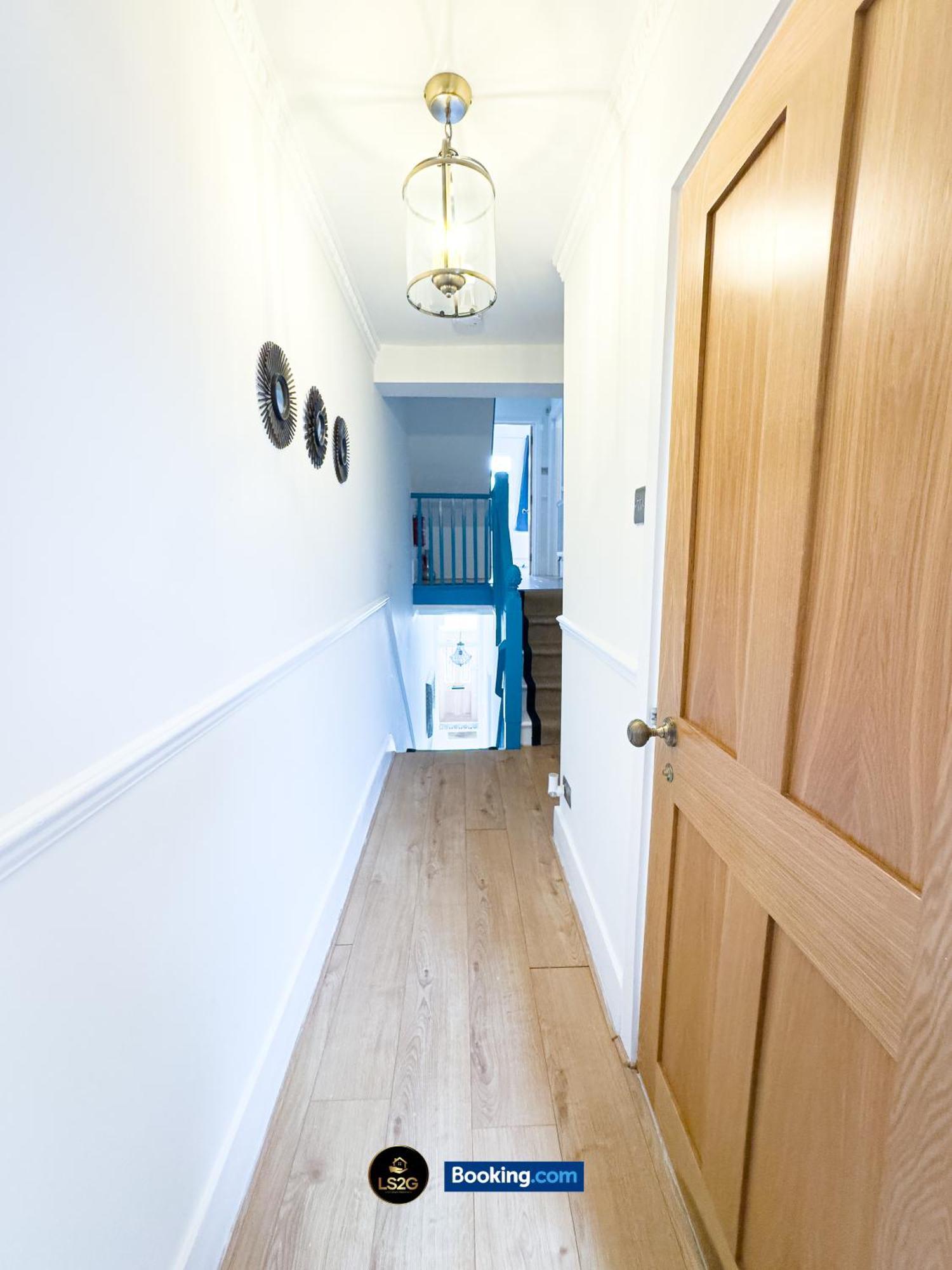 Stunning House By Ls2g Short Lets & Serviced Greater With Free Wifi Holiday home