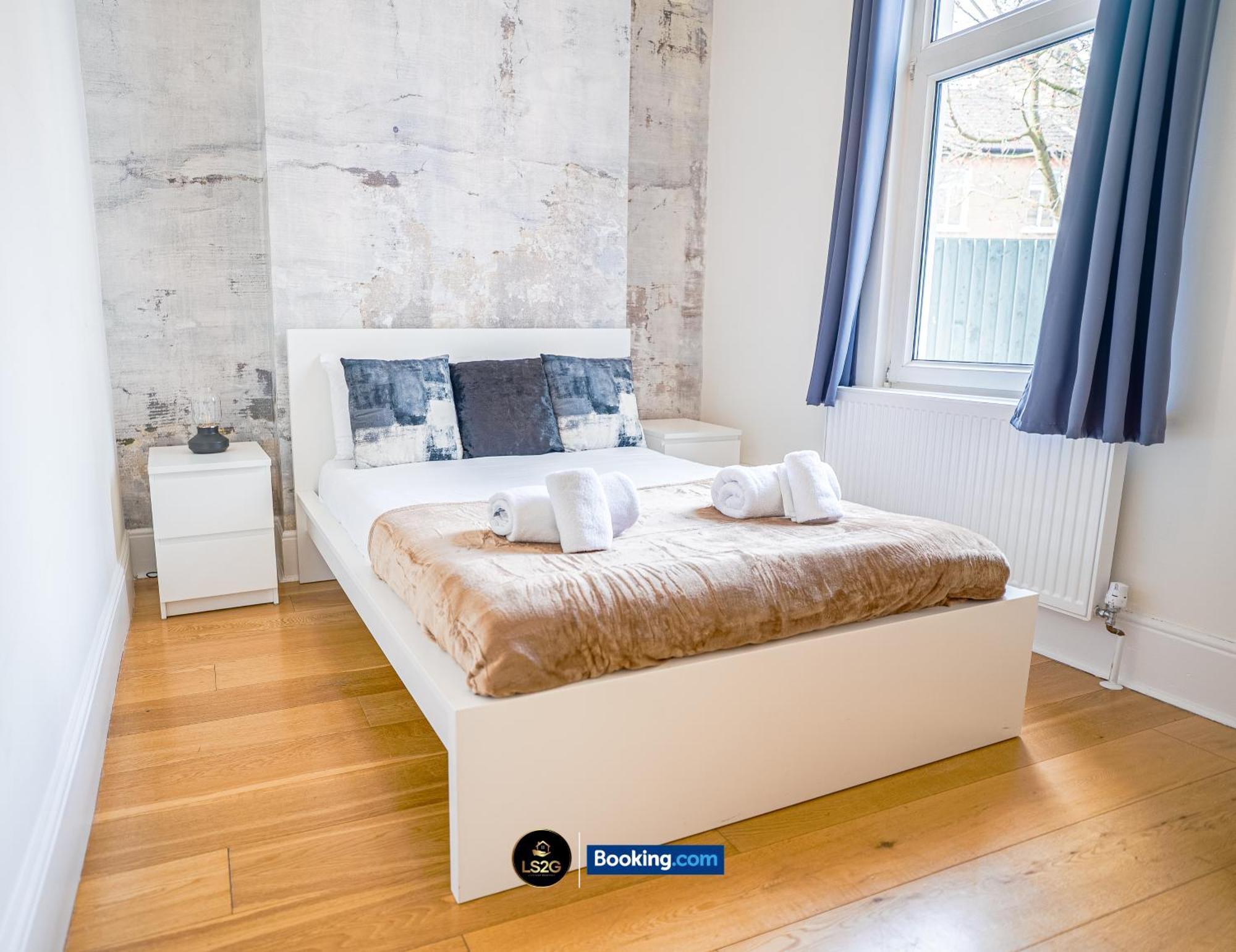 Holiday home Stunning House By Ls2g Short Lets & Serviced Greater With Free Wifi *