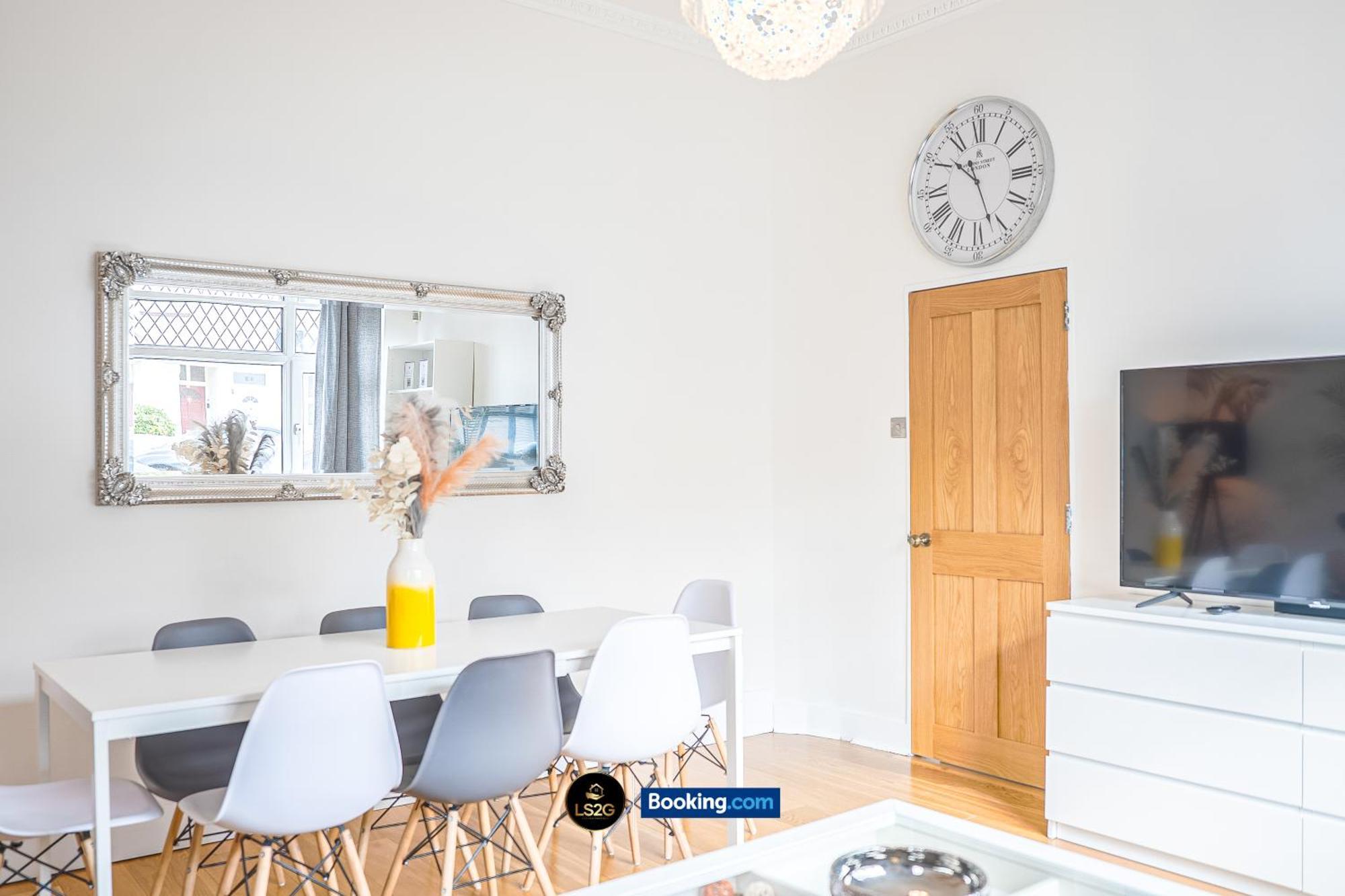 Stunning House By Ls2g Short Lets & Serviced Greater With Free Wifi Holiday home