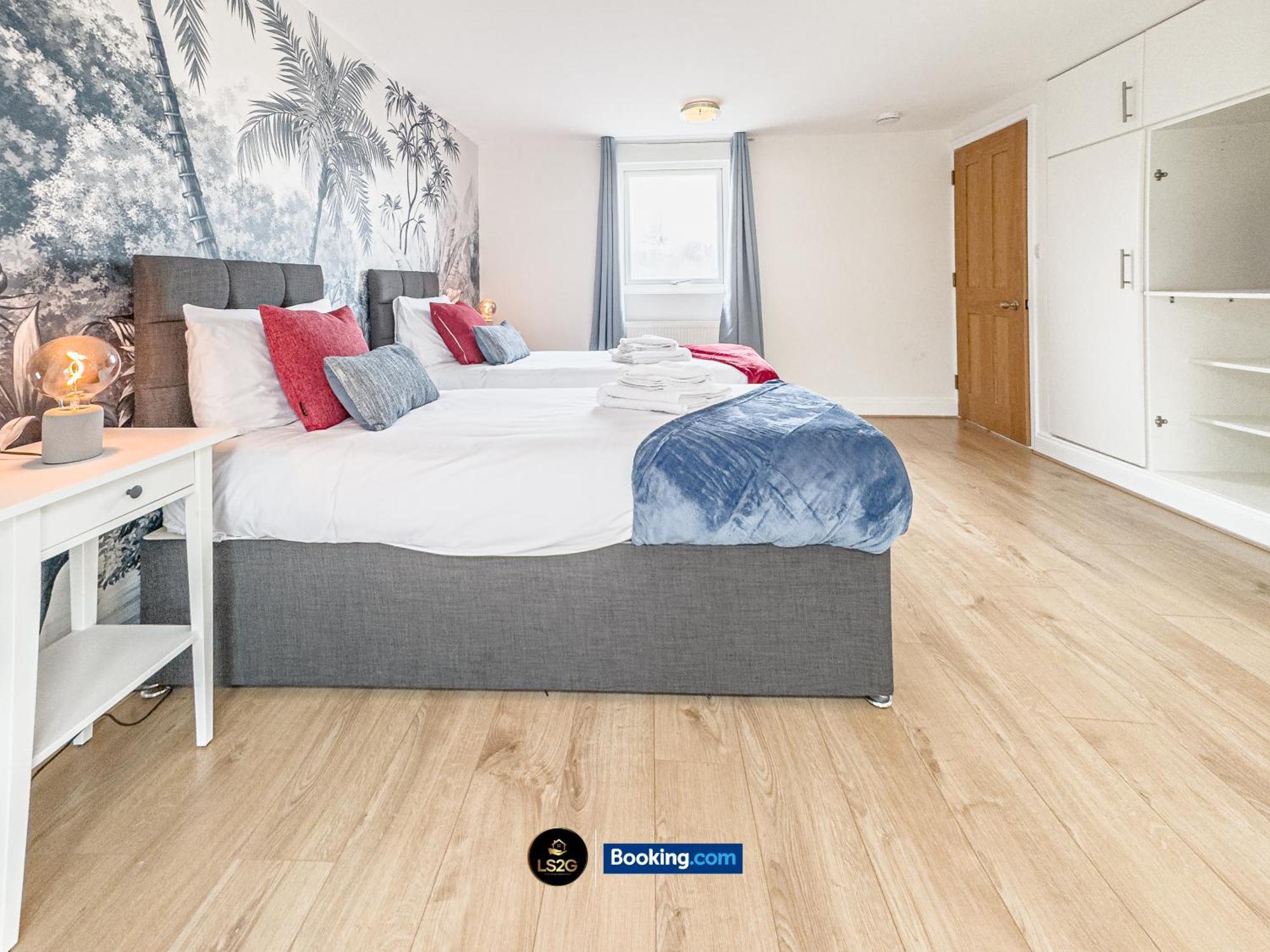 Stunning House By Ls2g Short Lets & Serviced Greater With Free Wifi Holiday home *