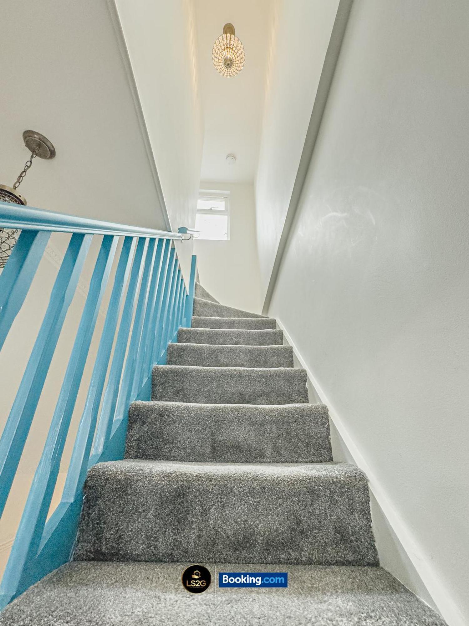 Holiday home Stunning House By Ls2g Short Lets & Serviced Greater With Free Wifi *