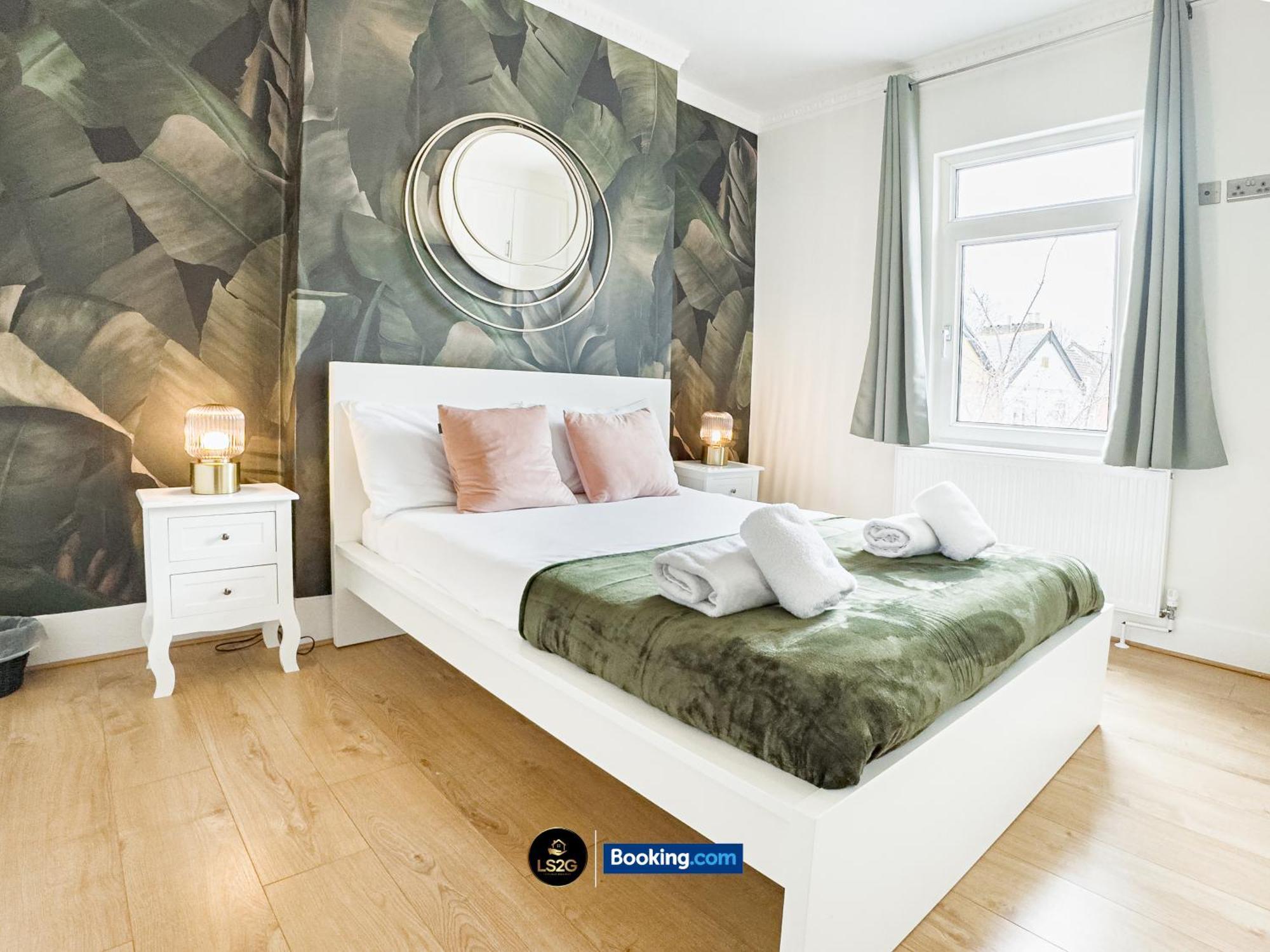 Holiday home Stunning House By Ls2g Short Lets & Serviced Greater With Free Wifi