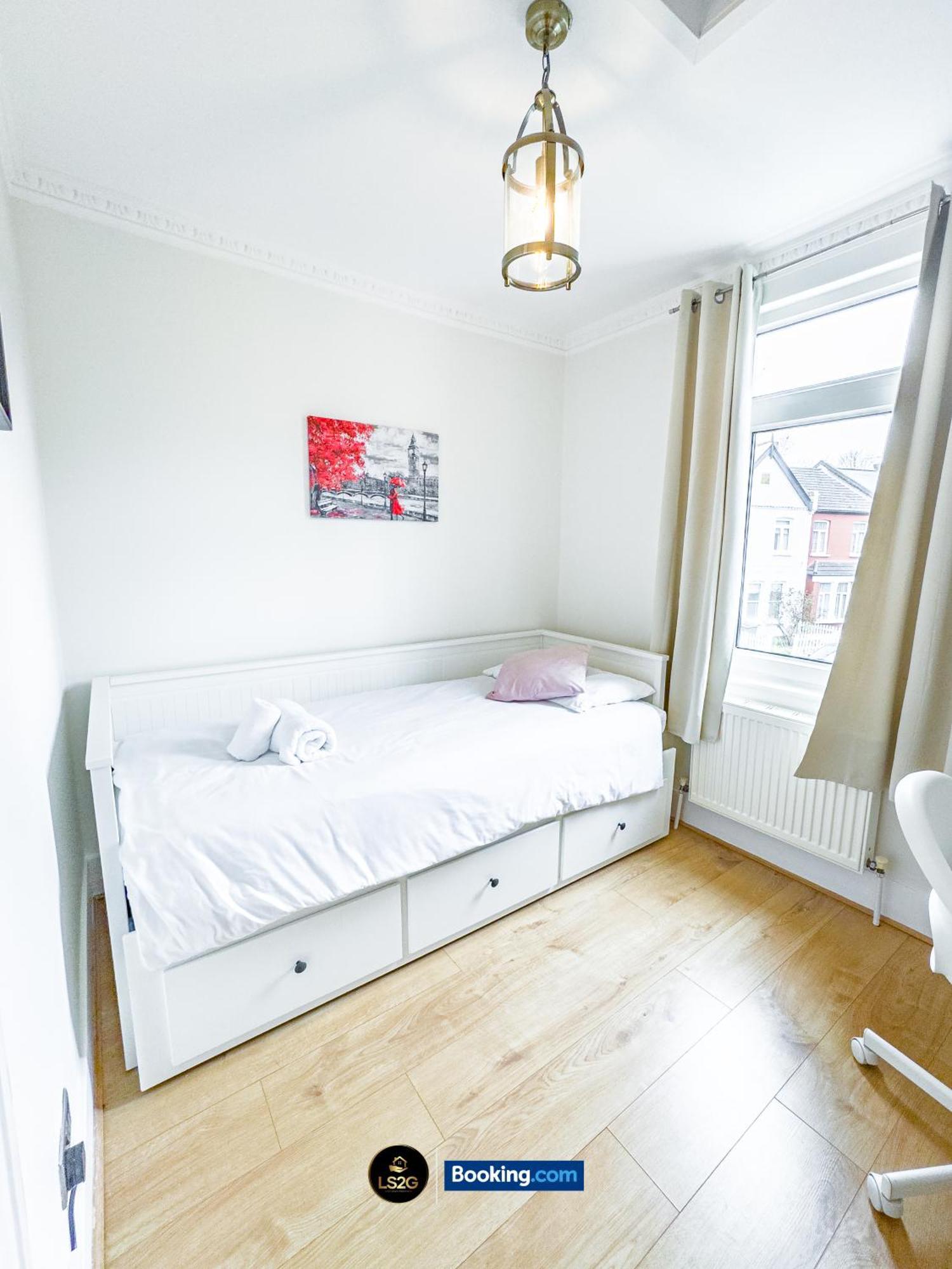 Stunning House By Ls2g Short Lets & Serviced Greater With Free Wifi Holiday home *