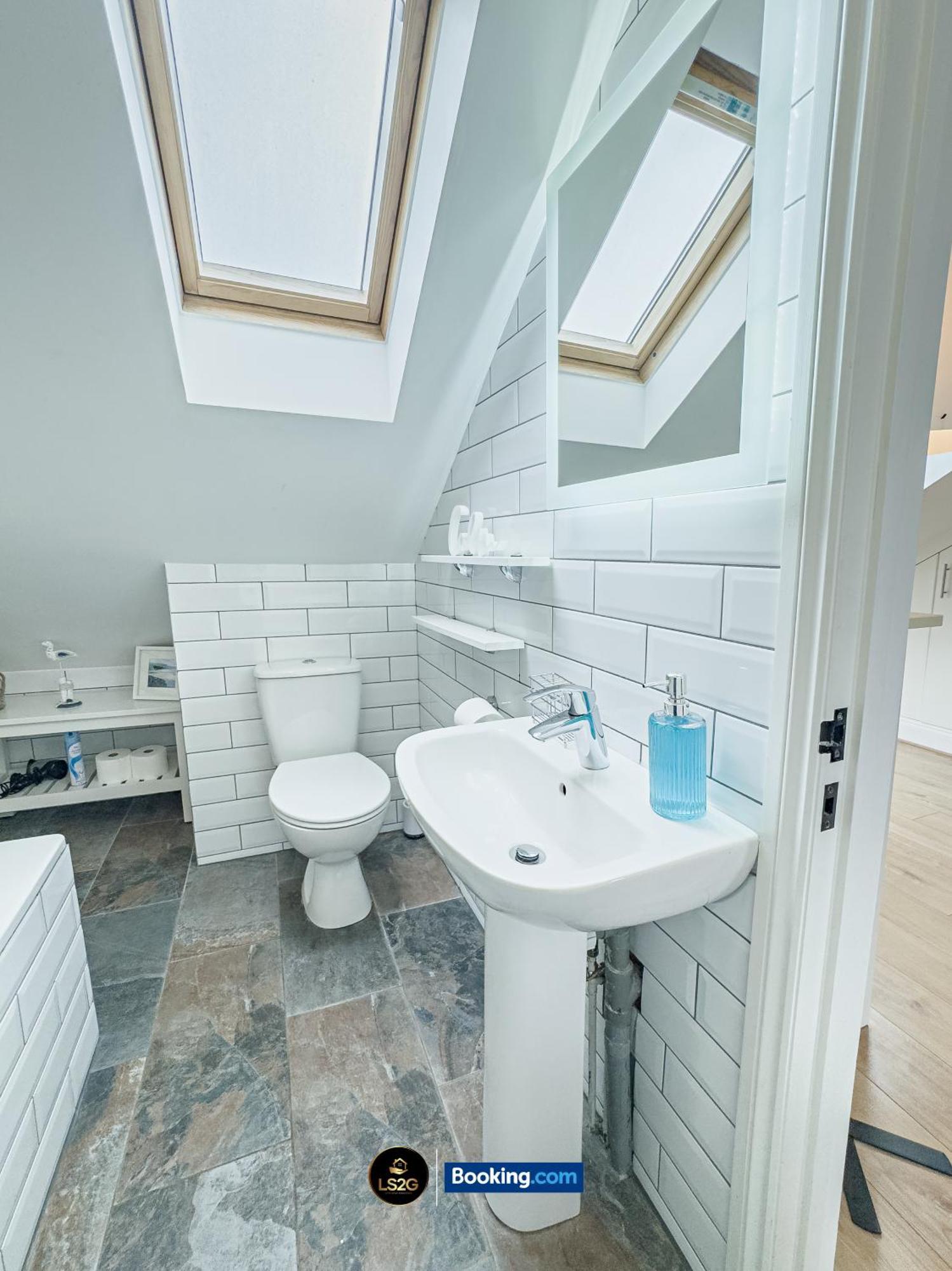 Holiday home Stunning House By Ls2g Short Lets & Serviced Greater With Free Wifi *