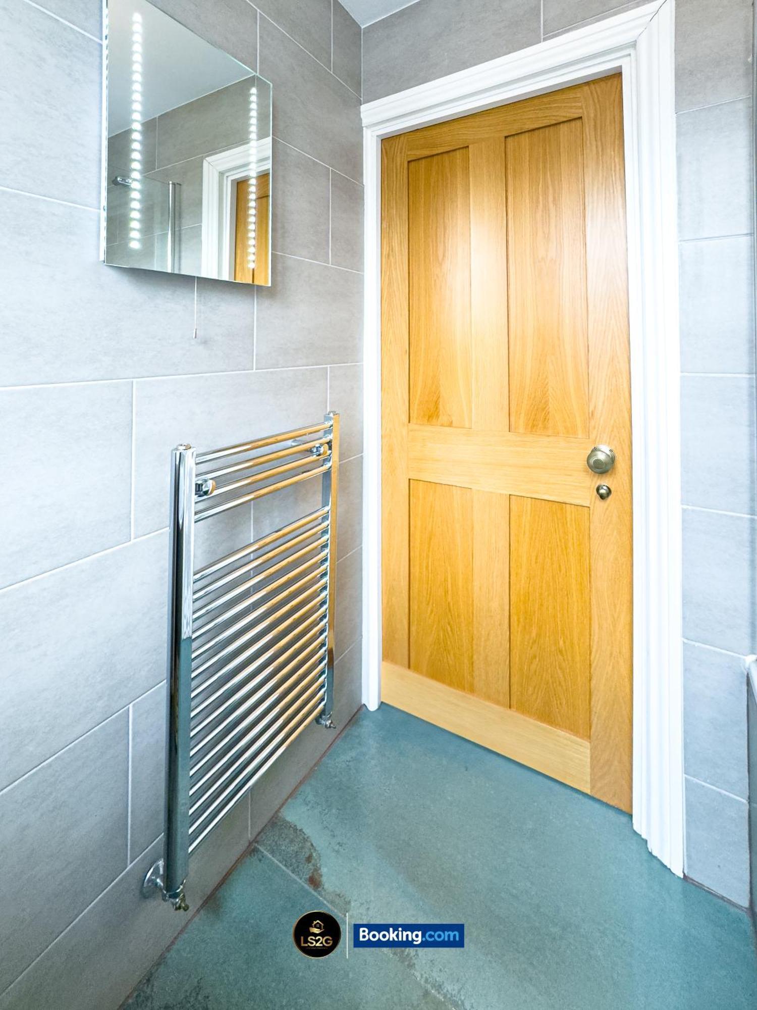 Stunning House By Ls2g Short Lets & Serviced Greater With Free Wifi Holiday home London