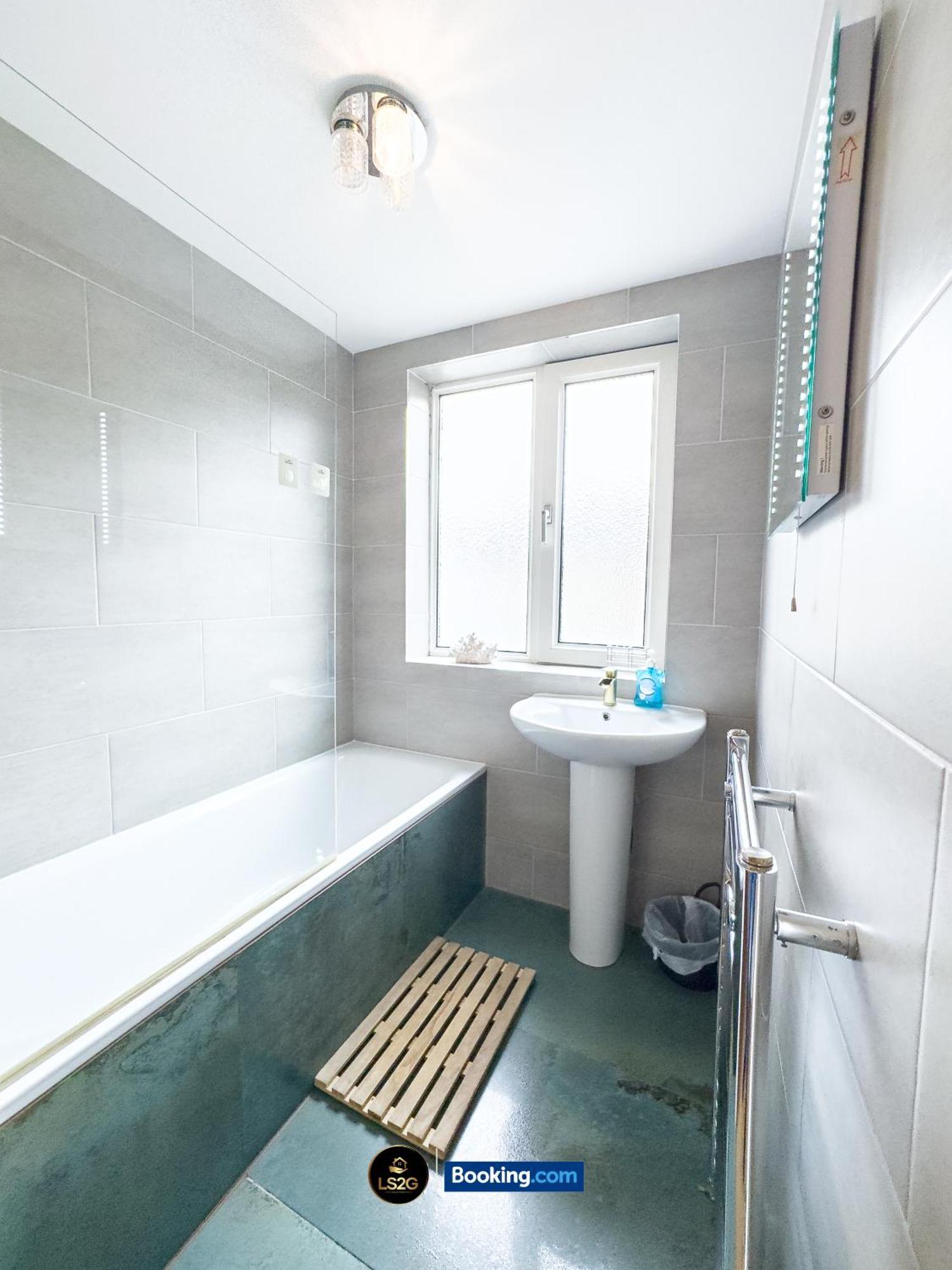 Holiday home Stunning House By Ls2g Short Lets & Serviced Greater With Free Wifi London